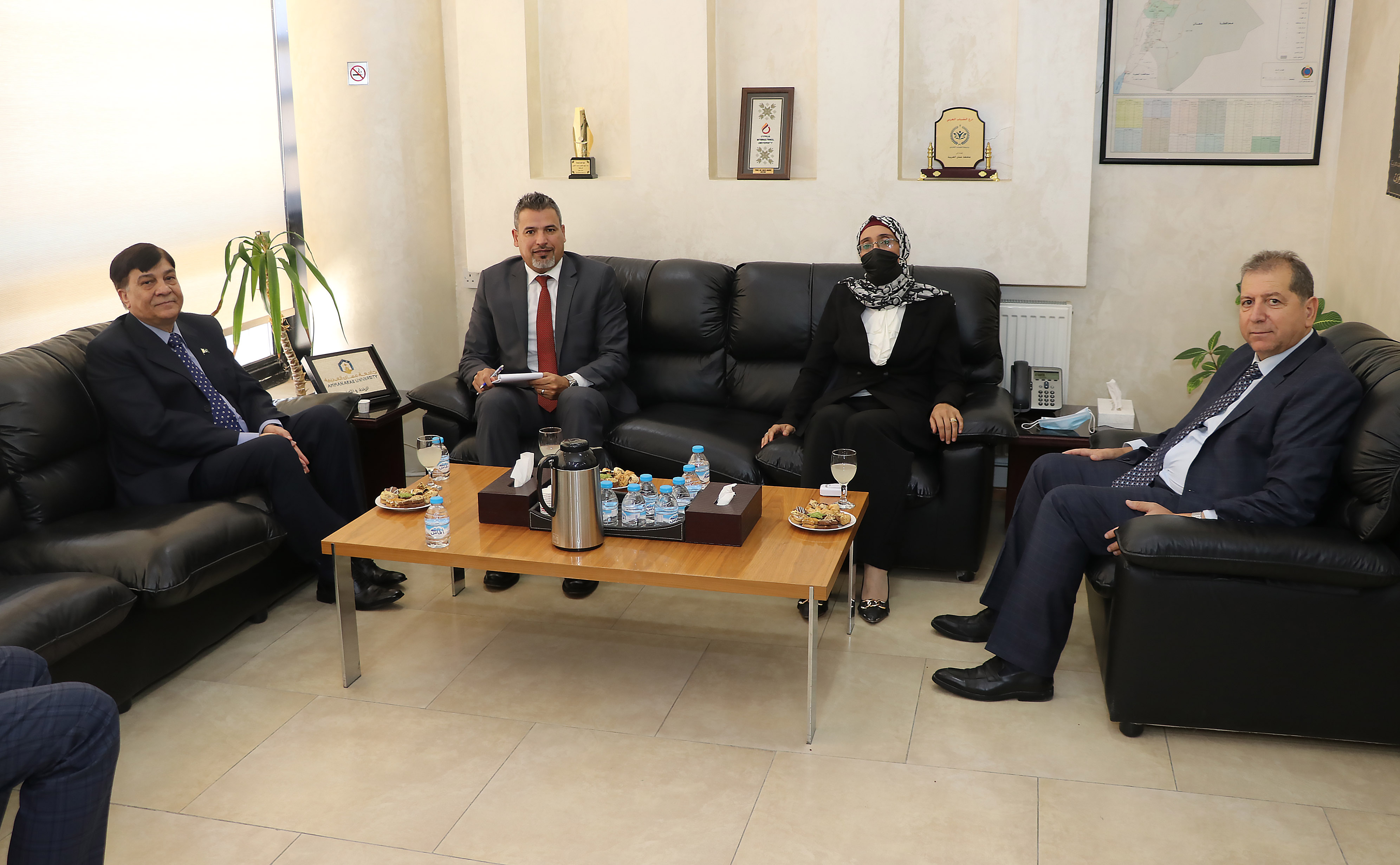بحث سبل التعاون بين "عمان العربية" وسفارة جمهورية الباكستان2