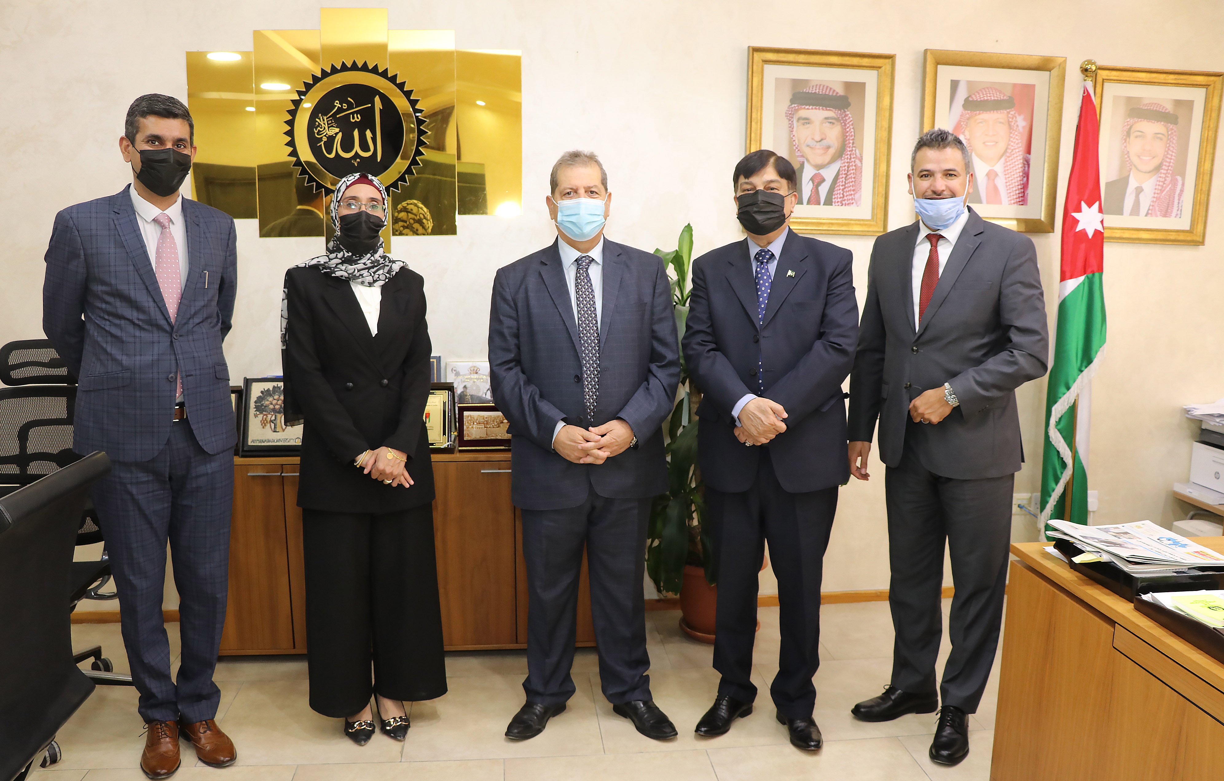 بحث سبل التعاون بين "عمان العربية" وسفارة جمهورية الباكستان3