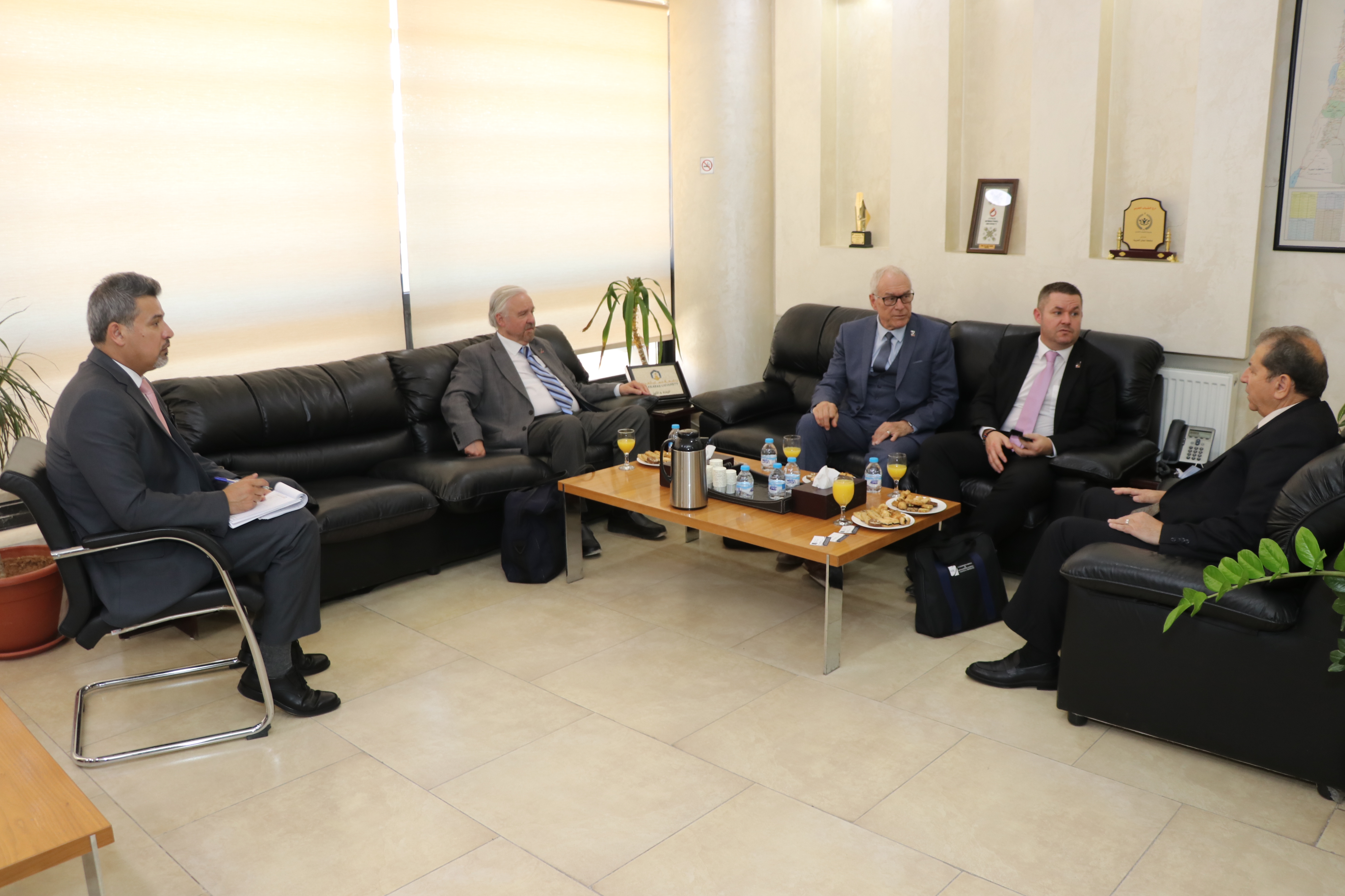 رئيس جامعة عمان العربية يستقبل وفداً من هيئة الاعتماد البريطانية (ASIC) 1