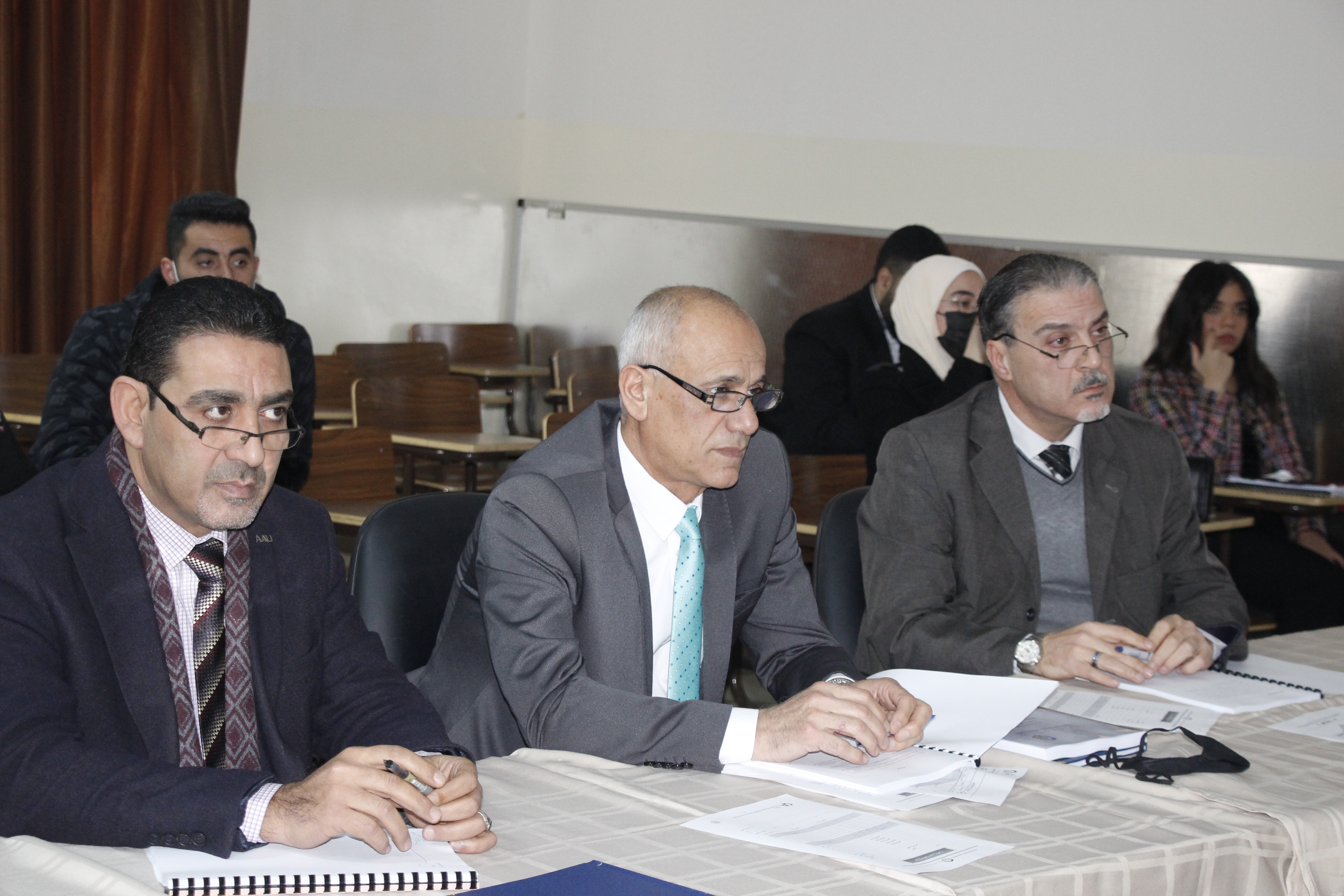 طلبة الهندسة المدنية في" عمان العربية " يناقشون مشاريع تخرجهم 3