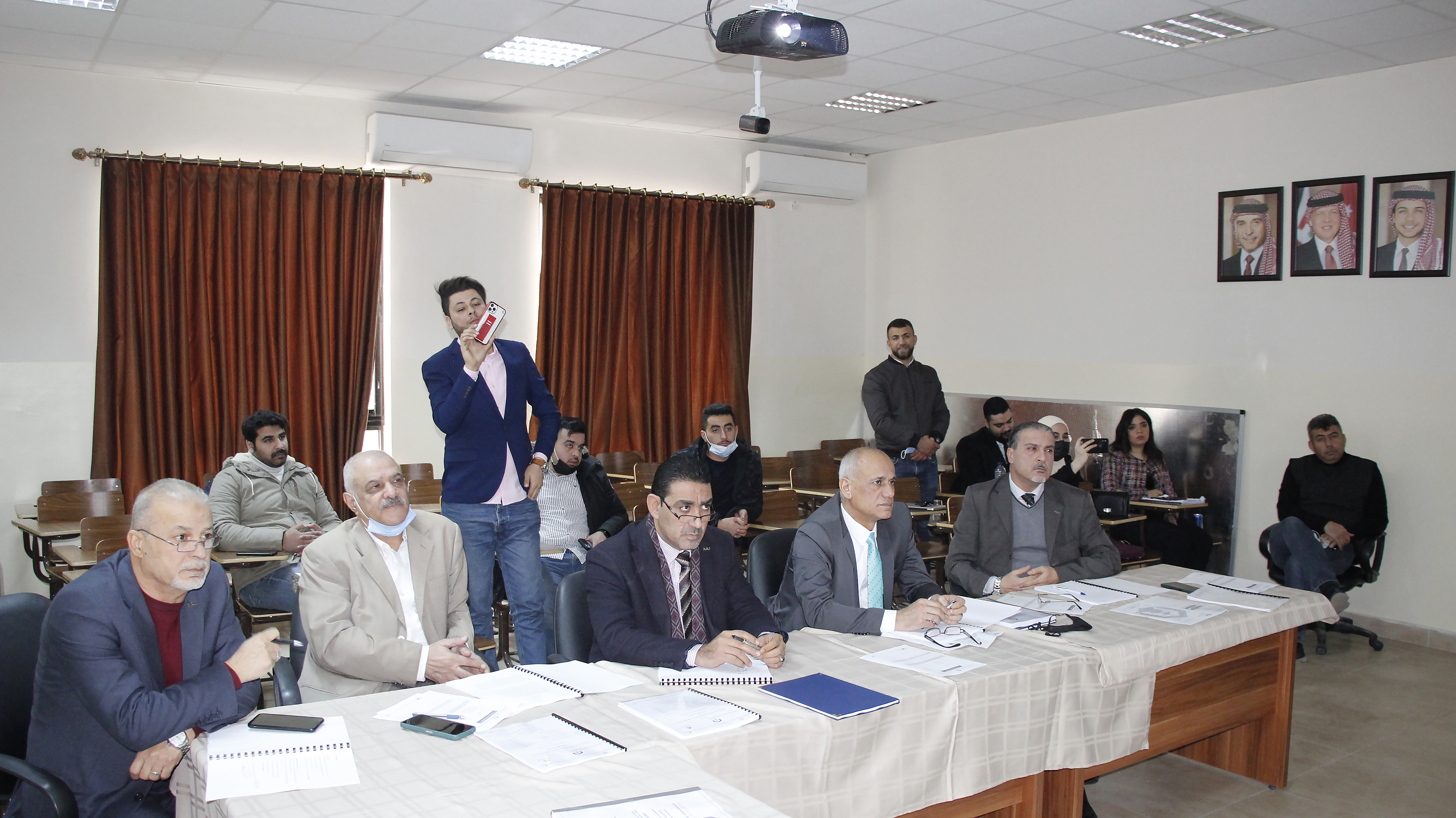 طلبة الهندسة المدنية في" عمان العربية " يناقشون مشاريع تخرجهم 5