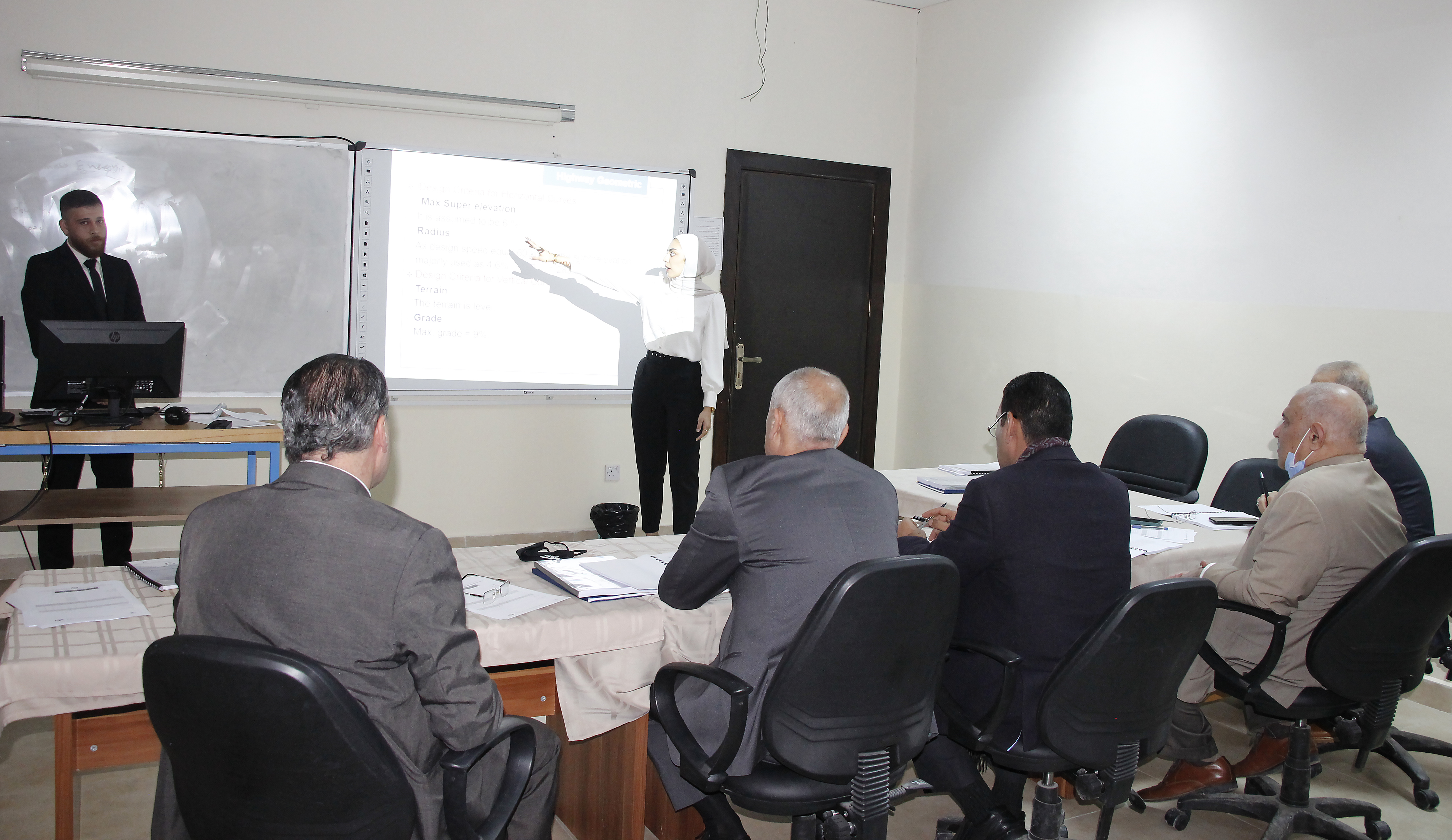 طلبة الهندسة المدنية في" عمان العربية " يناقشون مشاريع تخرجهم 6