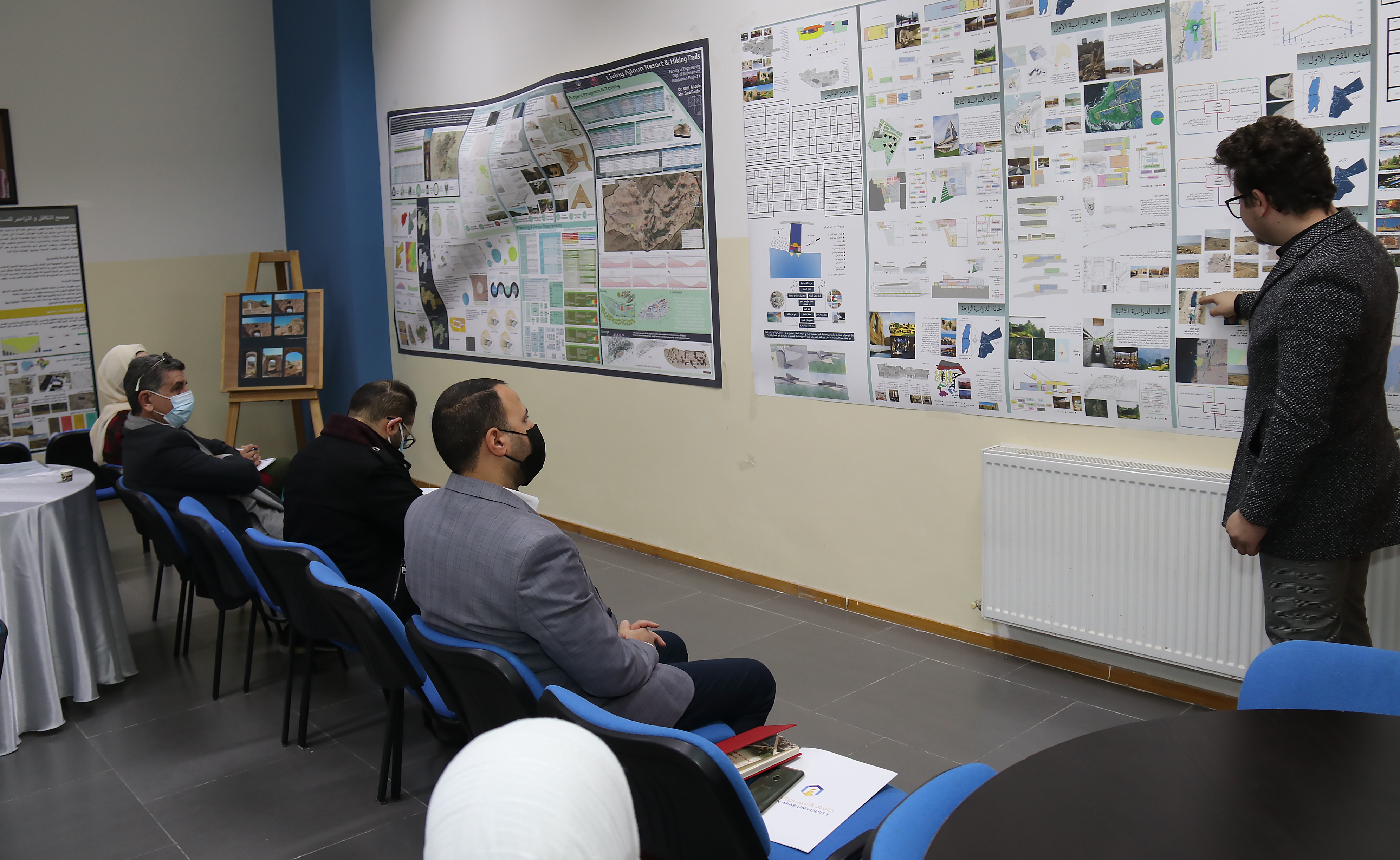 طلبة هندسة العمارة في" عمان العربية " يناقشون مشاريع تخرجهم3