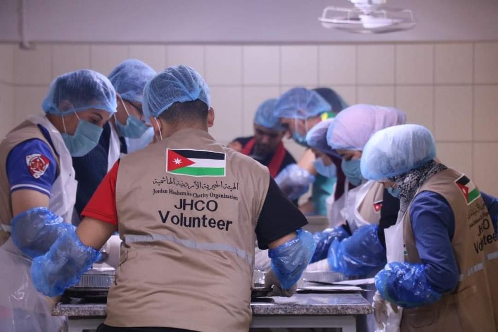 يوم تطوعي لطلبة "عمان العربية" في تكية أم علي1