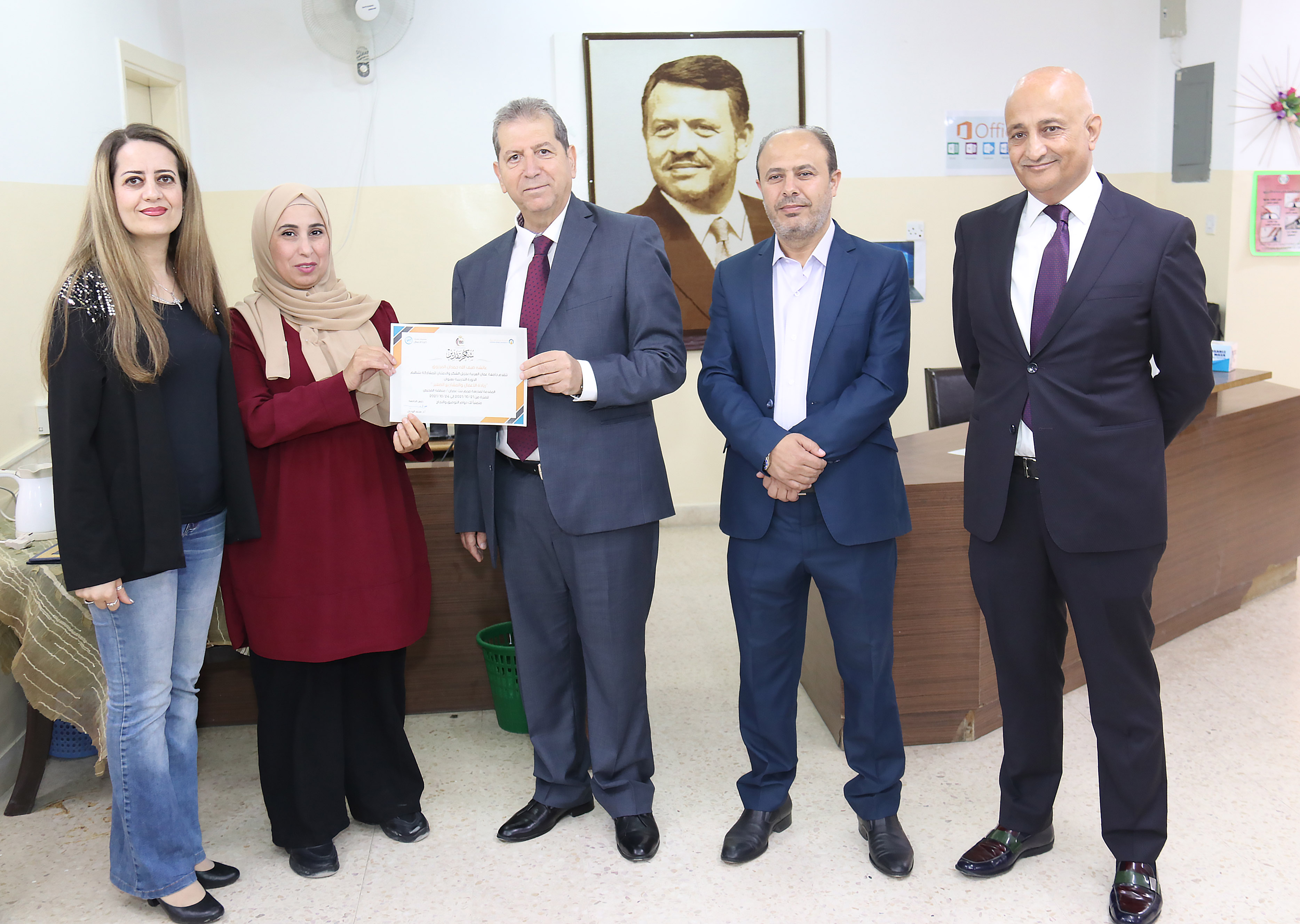 رئيس جامعة عمان العربية يرعى تخريج المشاركين في دورة "ريادة الاعمال والمشاريع الصغيرة"3