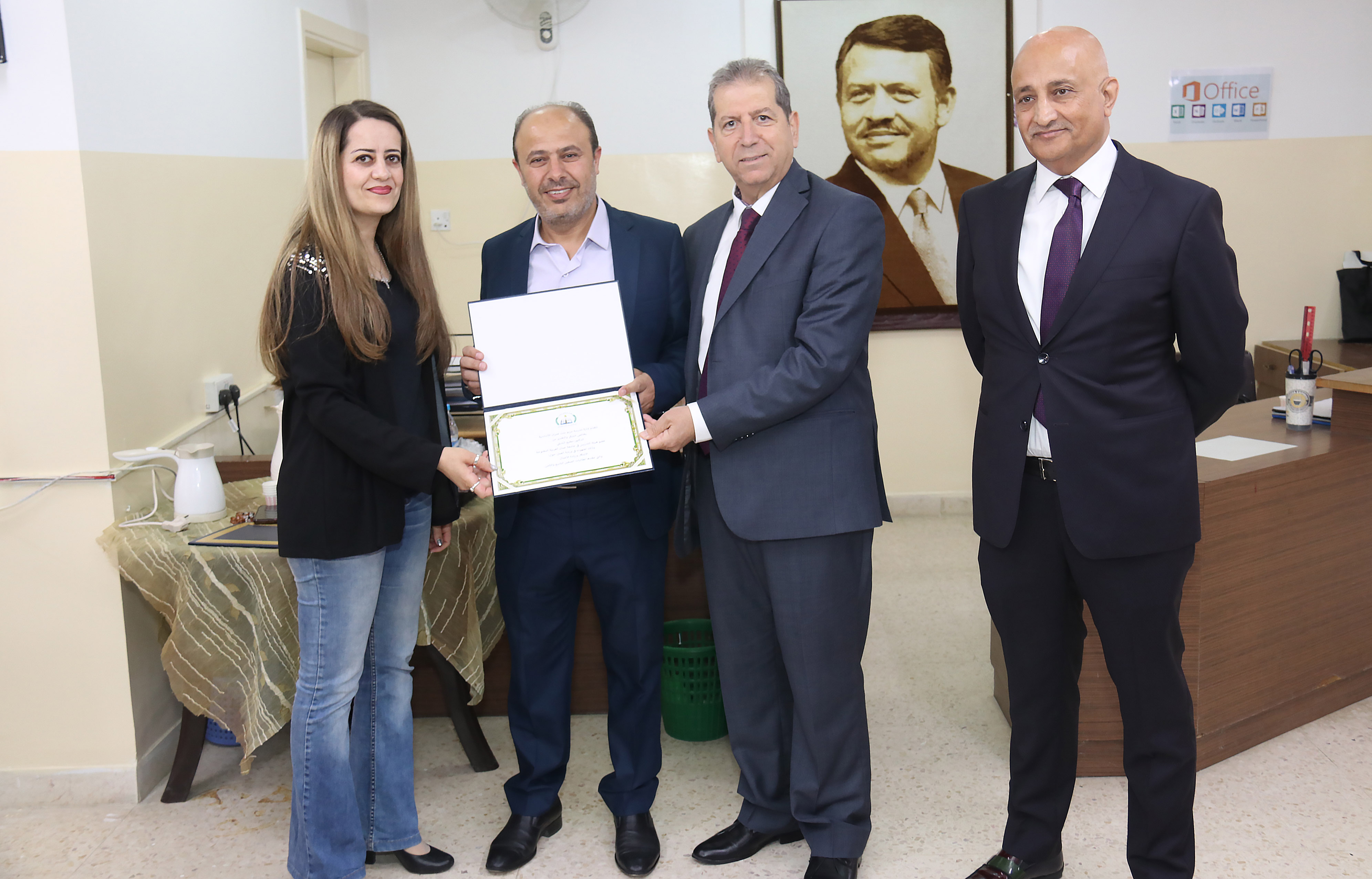 رئيس جامعة عمان العربية يرعى تخريج المشاركين في دورة "ريادة الاعمال والمشاريع الصغيرة"6