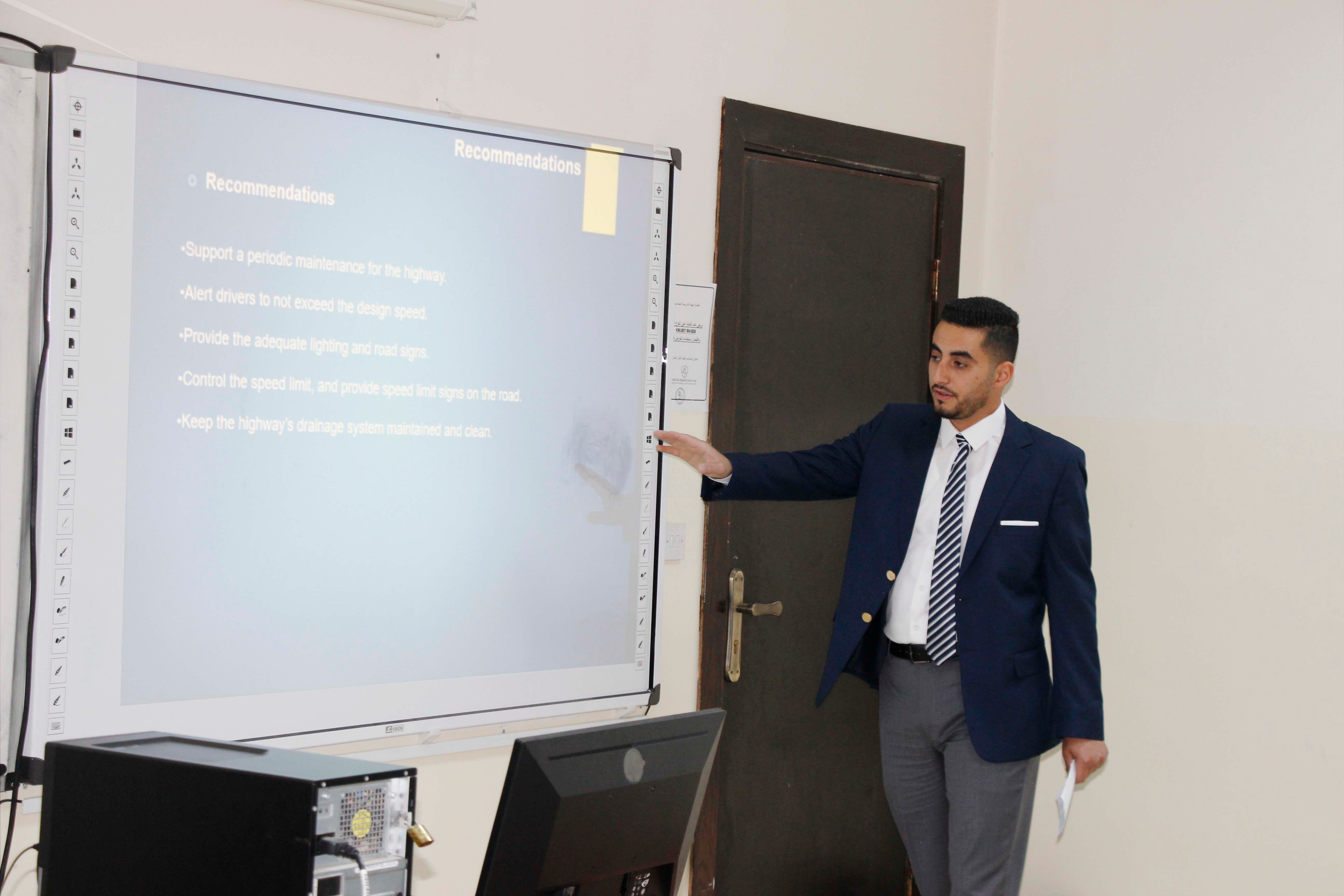 مناقشة مشاريع تخرج قسم الهندسة المدنية في عمان العربية1