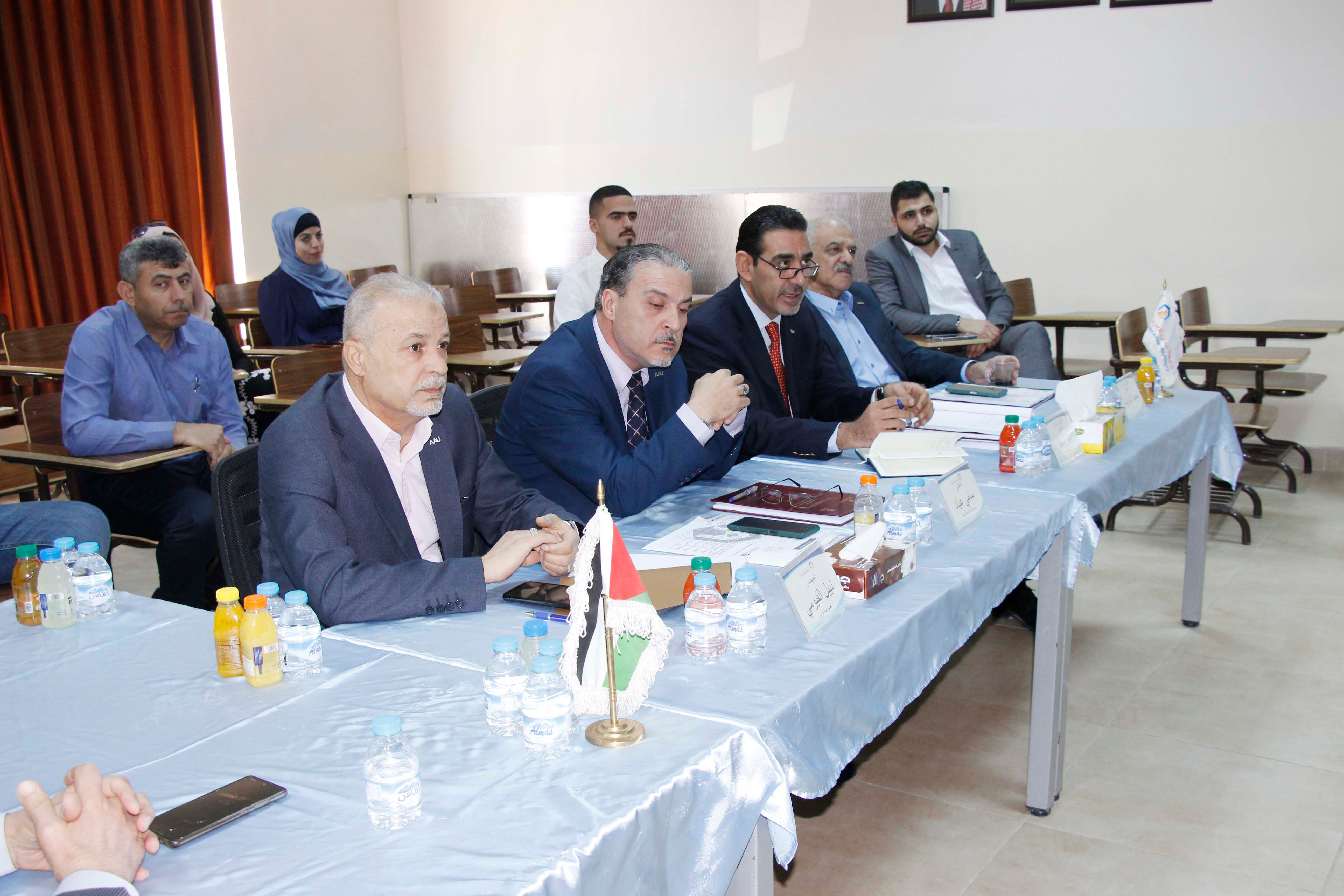 مناقشة مشاريع تخرج قسم الهندسة المدنية في عمان العربية3