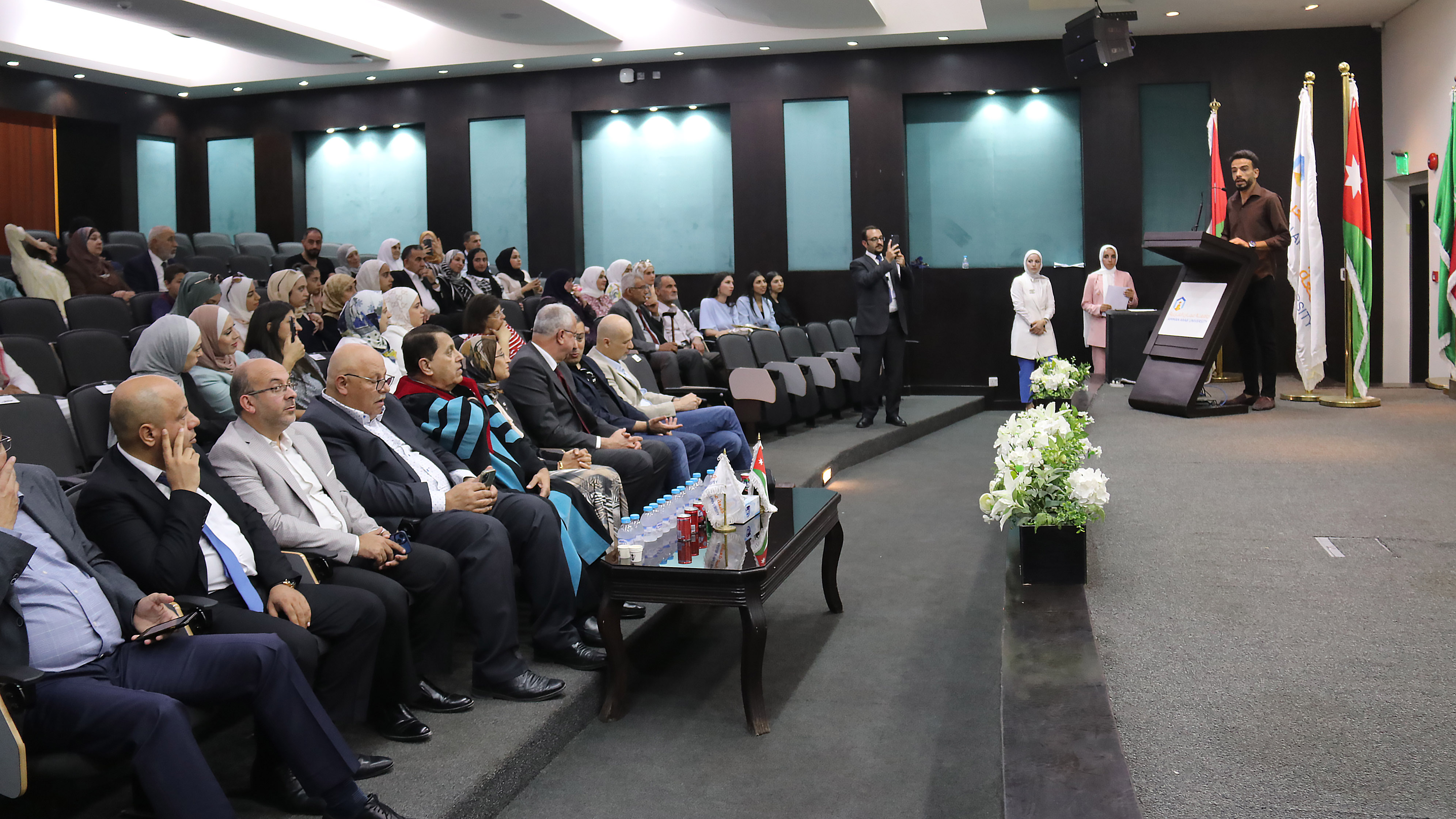 طلبة الصيدلة في "عمان العربية" يؤدون القسم القانوني12