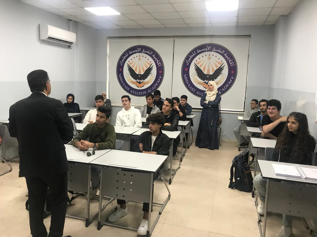 طلبة أكاديمية الحضارات العالمية يطلعون على تخصصات كلية علوم الطيران في "عمان العربية"2