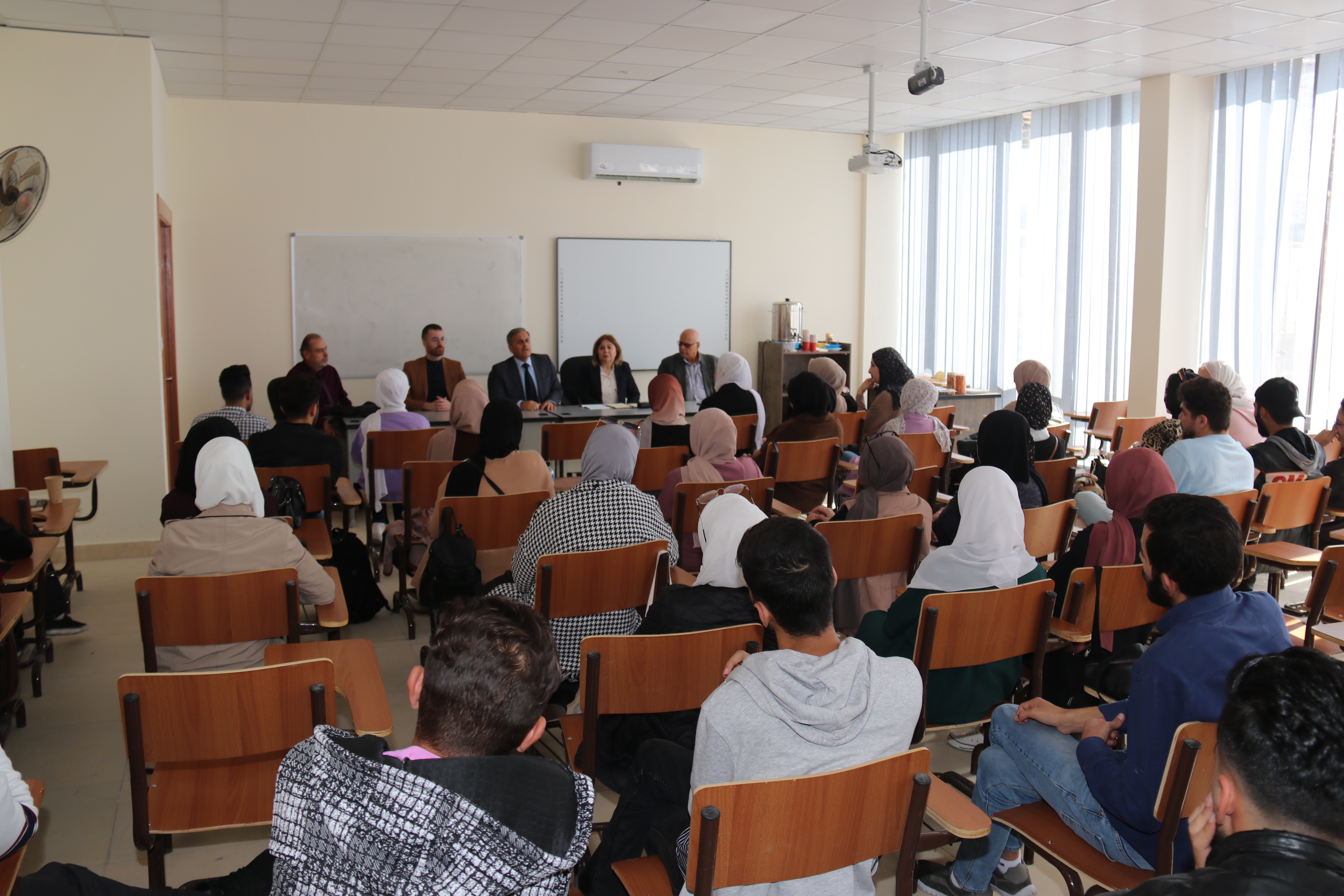 هندسة العمارة في جامعة عمان العربية تلتقي بطلبتها ٢