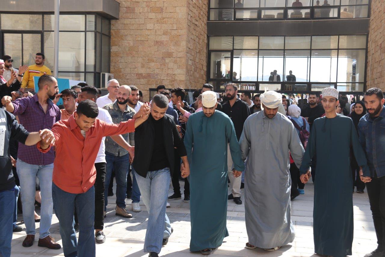 "عمان العربية" تستقبل طلبتها الجدد بأجواء من الفرح والتفاؤل13