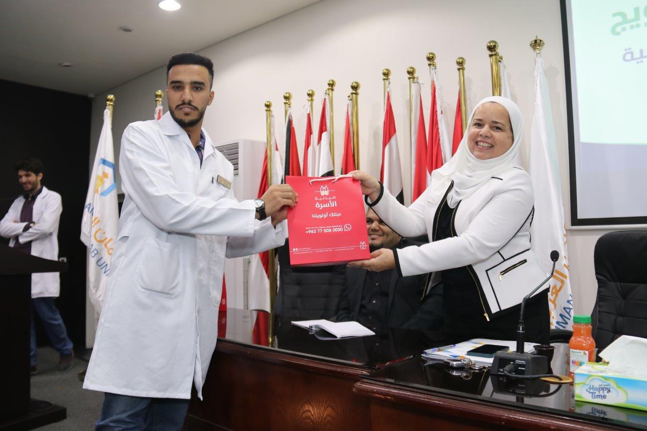 خريجو الصيدلة في " عمان العربية " يسردون قصص نجاحهم للطلبة المستجدين14