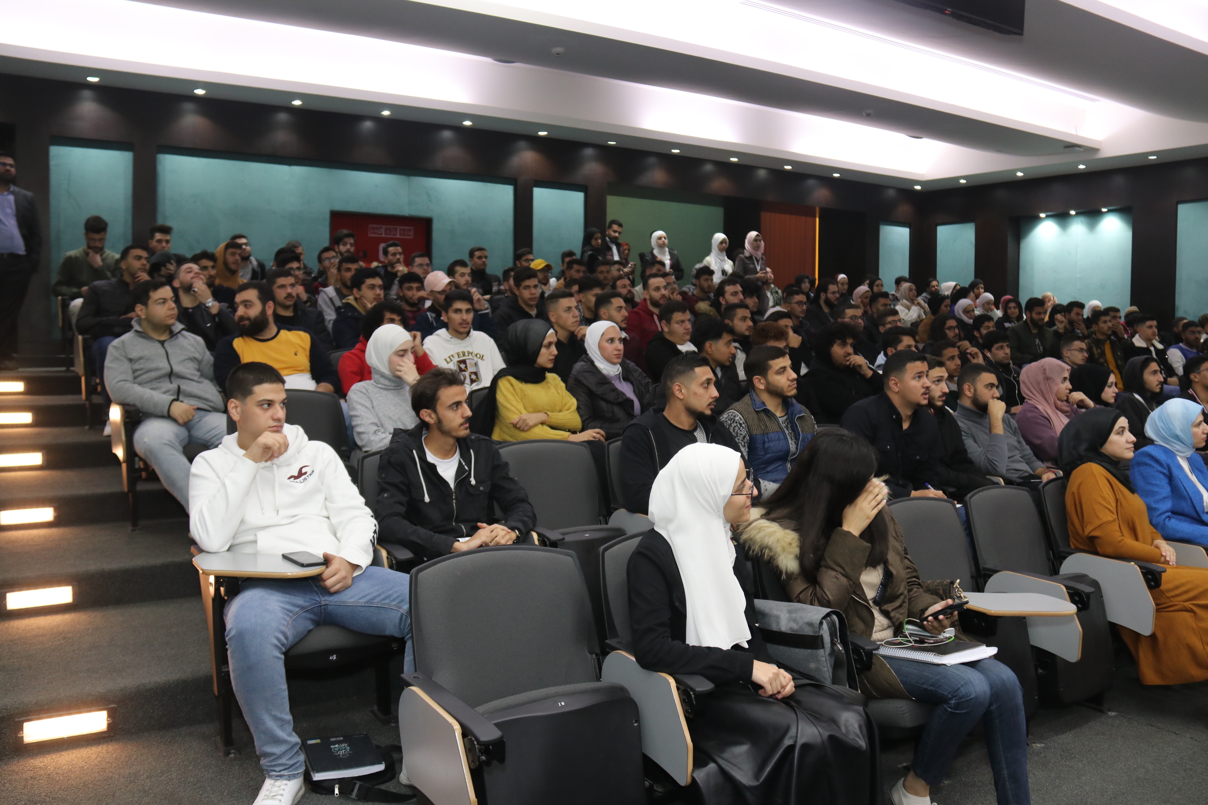 طلبة نادي تكنولوجيا المعلومات1