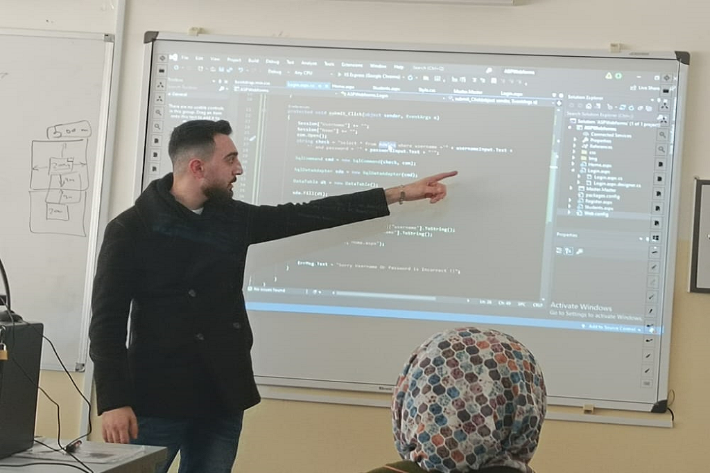 خريج " عمان العربية " ينفذ ورشة تدريبية حول "تطوير تطبيقات الانترنت"2