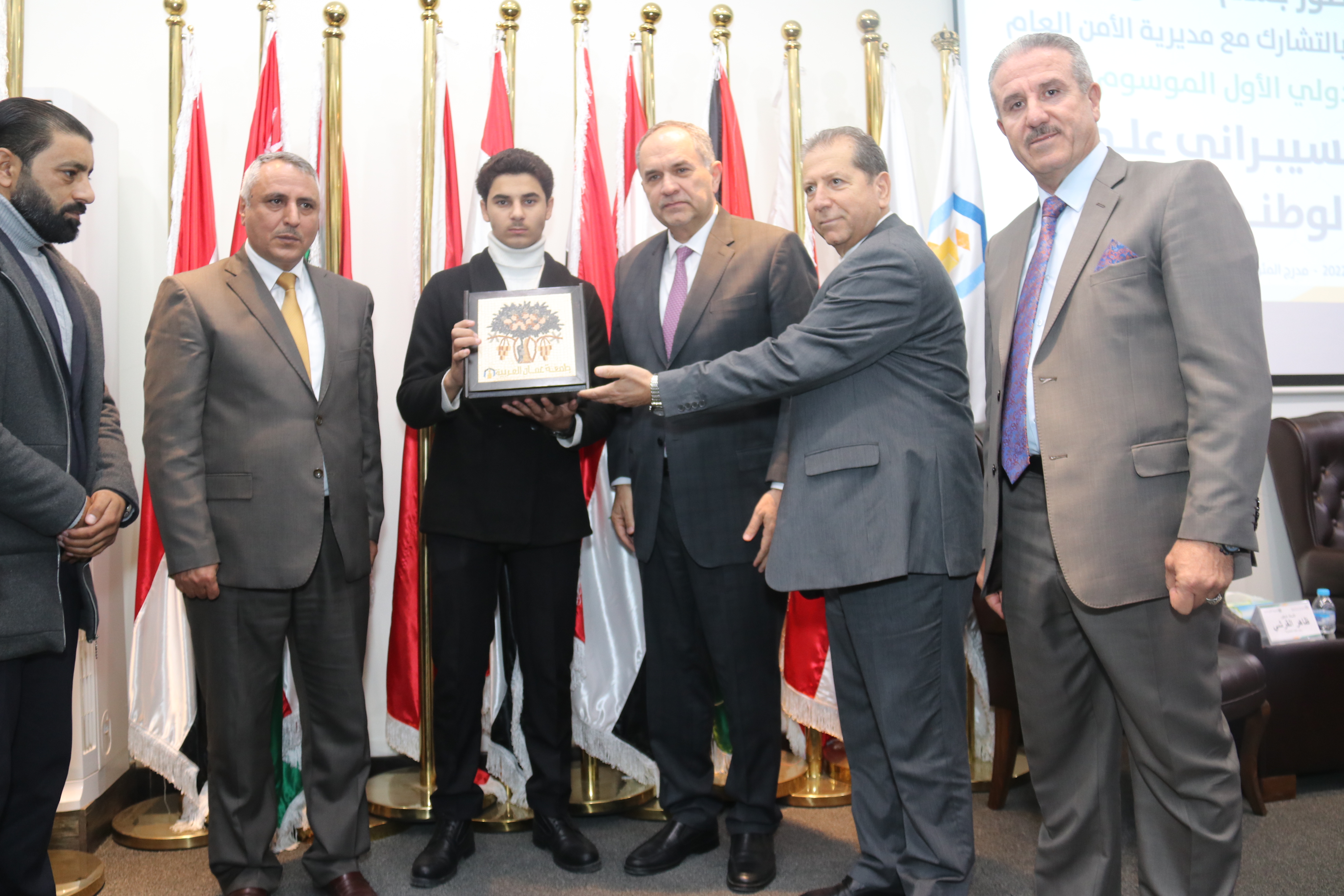 جامعة عمان العربية تكرم ذوي الشهيد الدلابيح2