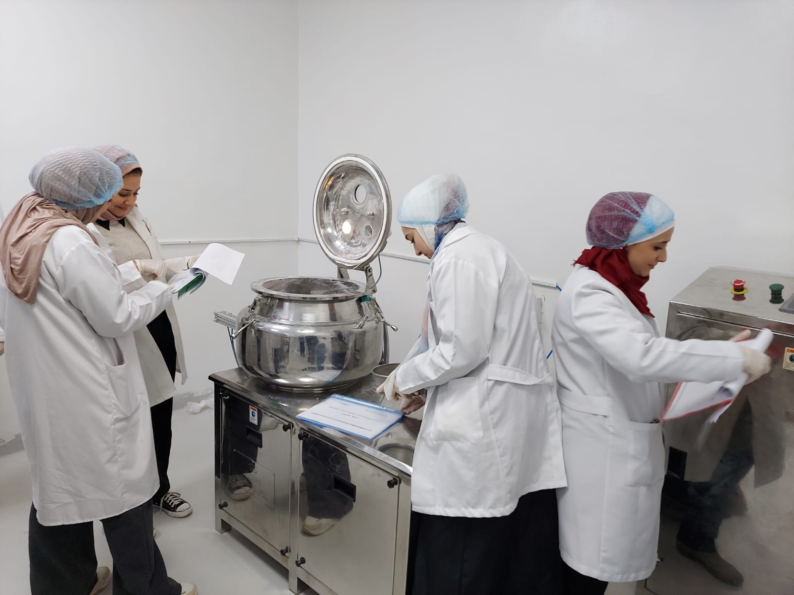 طلبة صيدلة "عمان العربية" ينتجون المستحضرات الصيدلانية عملياً1