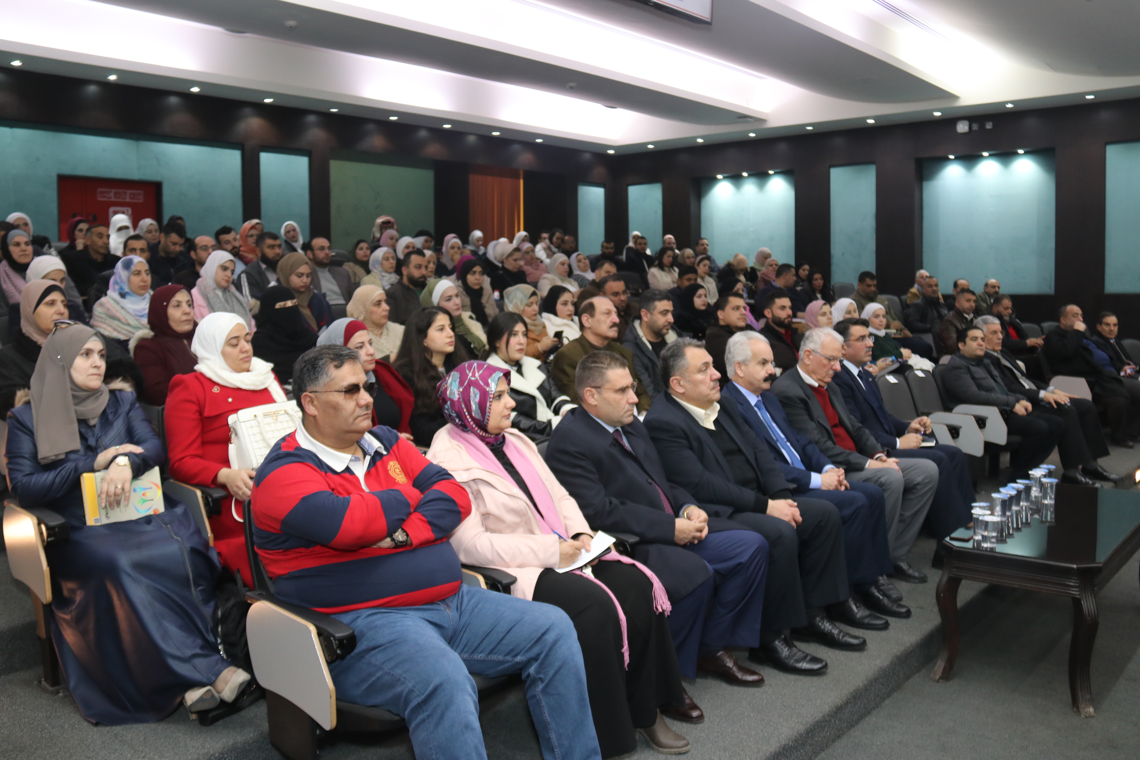رئيس جامعة عمان العربية يلتقي مع طلبة الدراسات العليا والبكالوريوس2