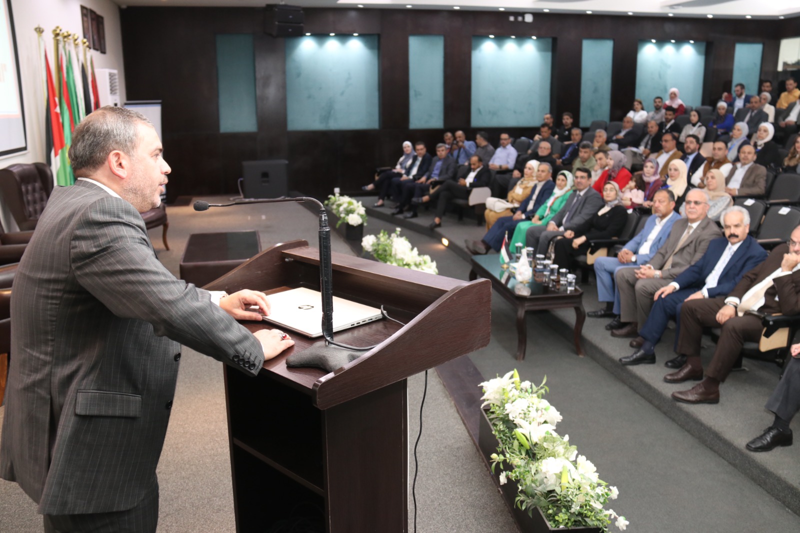 "بمشاركة 58 شركة في اليوم الوظيفي لجامعة عمّان العربية"4