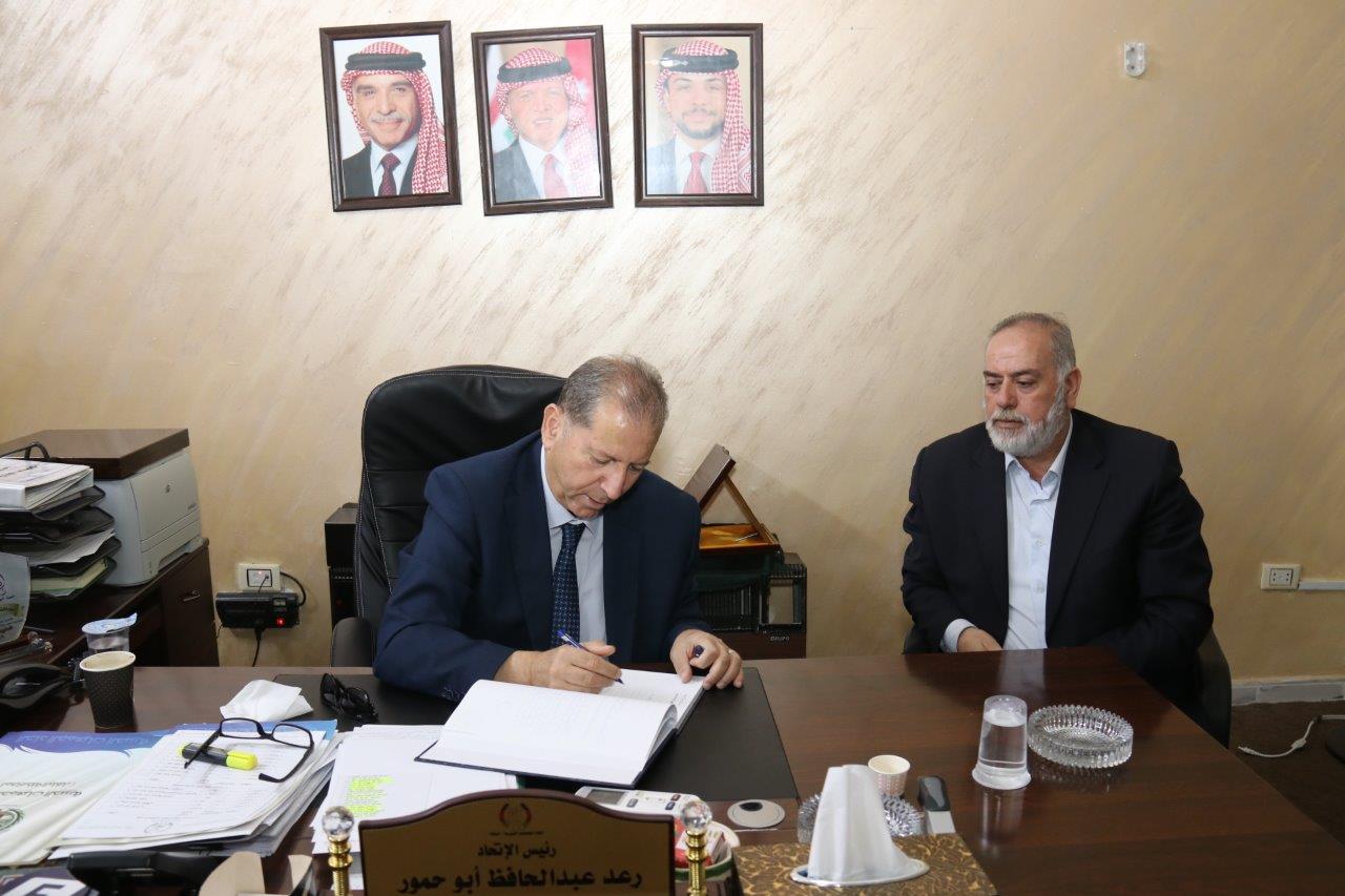 رئيس جامعة عمّان العربية يخرج المشاركين بدورة إدارة المشاريع الصغيرة والمتوسطة في البلقاء 1