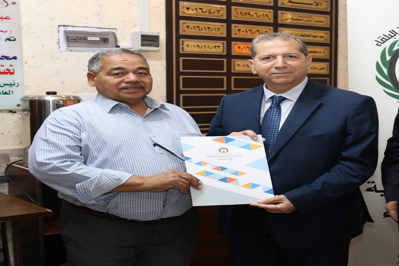 رئيس جامعة عمّان العربية يخرج المشاركين بدورة إدارة المشاريع الصغيرة والمتوسطة في البلقاء35