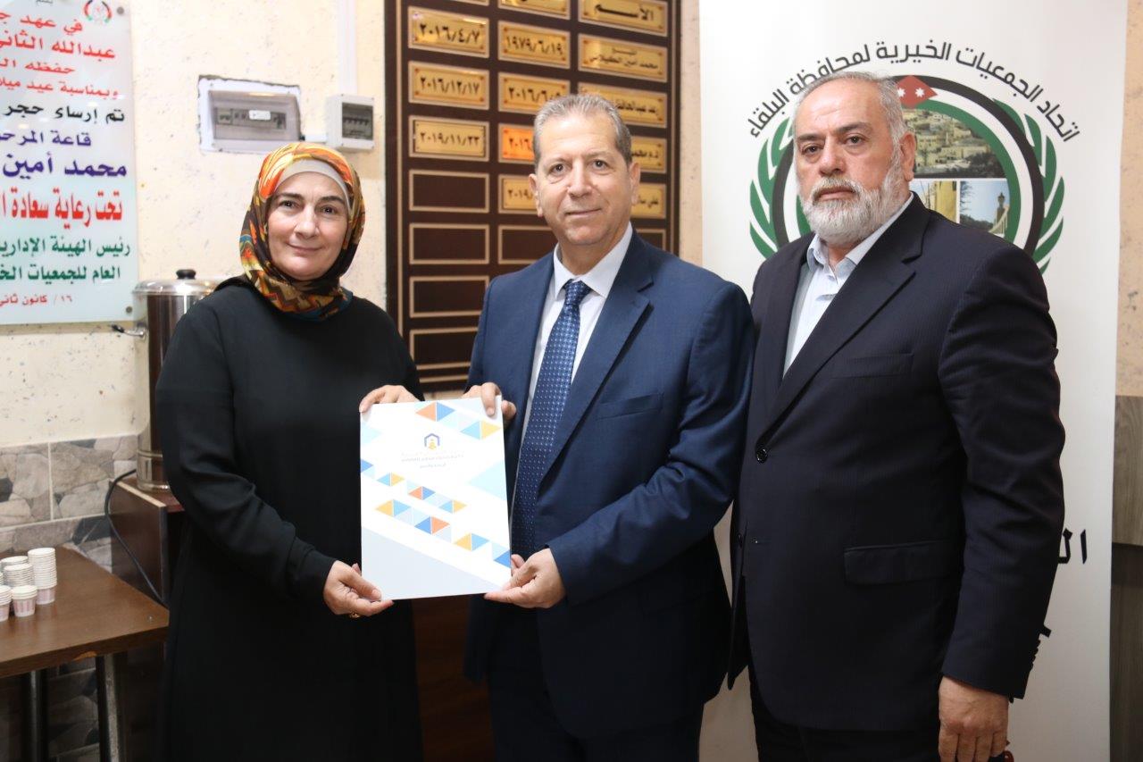 رئيس جامعة عمّان العربية يخرج المشاركين بدورة إدارة المشاريع الصغيرة والمتوسطة في البلقاء 12