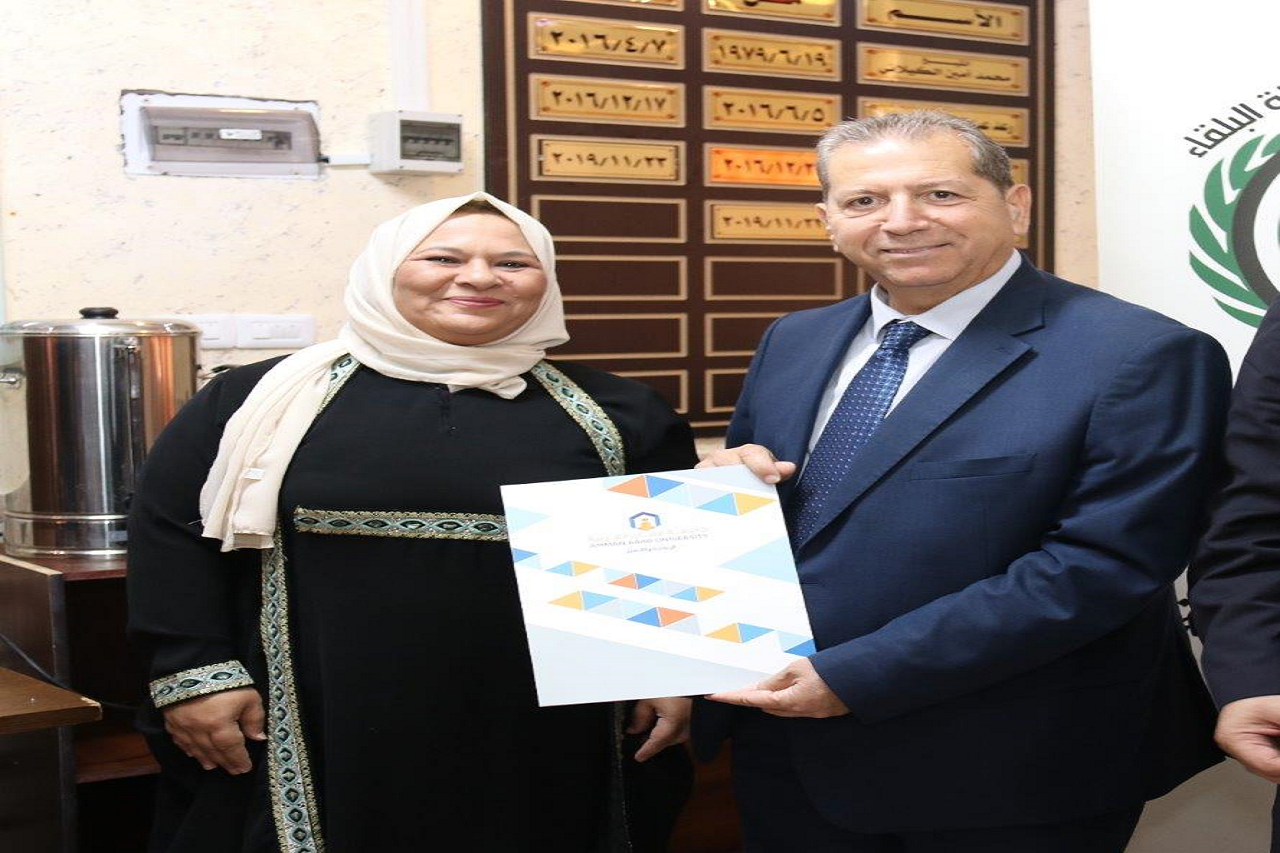 رئيس جامعة عمّان العربية يخرج المشاركين بدورة إدارة المشاريع الصغيرة والمتوسطة في البلقاء36