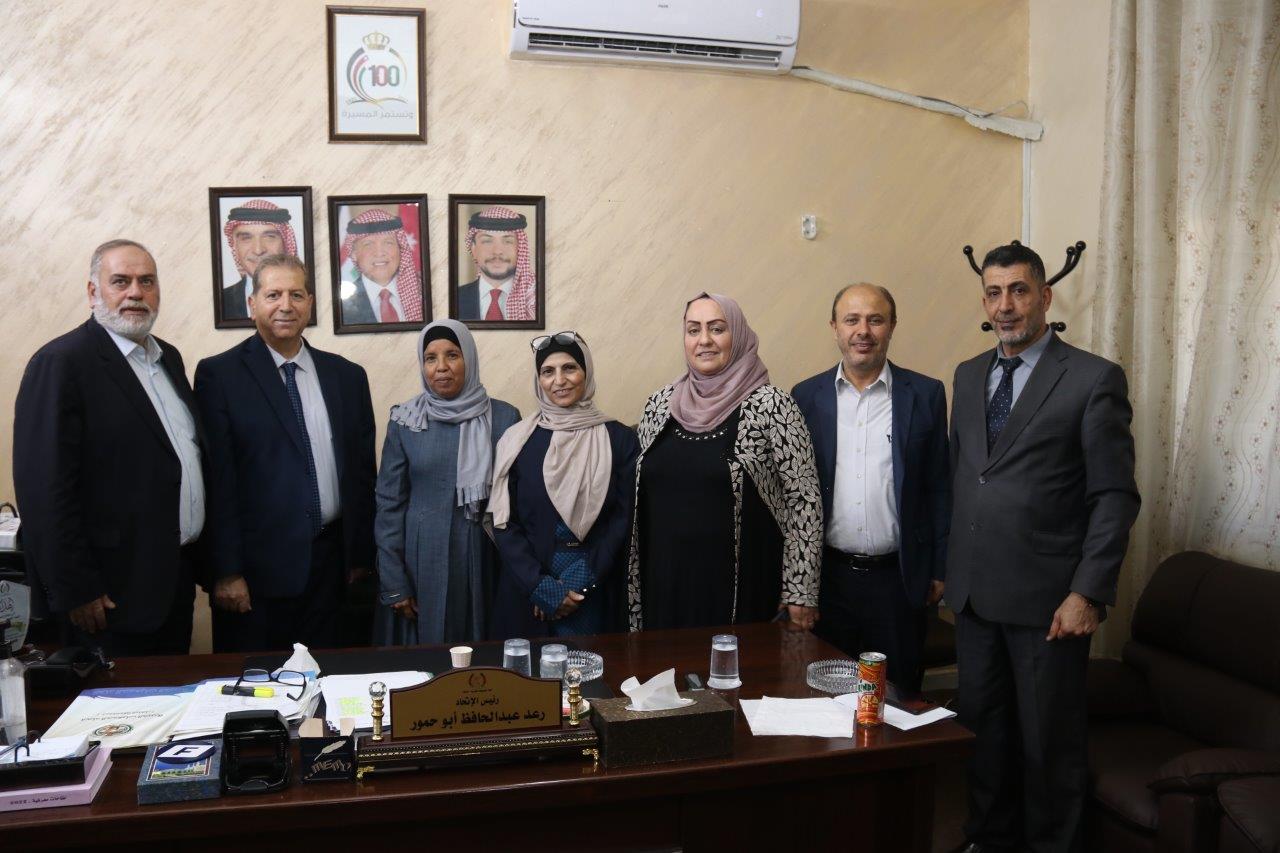 رئيس جامعة عمّان العربية يخرج المشاركين بدورة إدارة المشاريع الصغيرة والمتوسطة في البلقاء 31