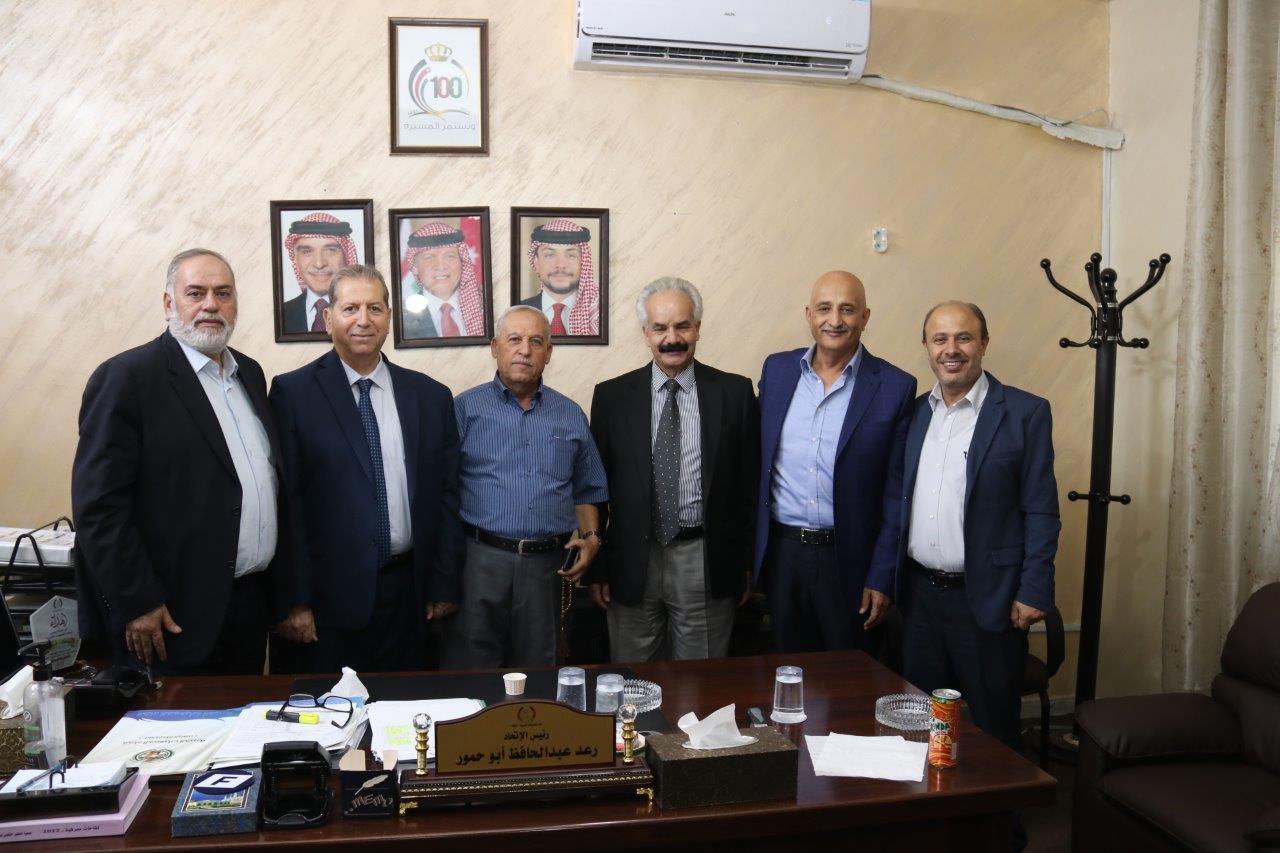 رئيس جامعة عمّان العربية يخرج المشاركين بدورة إدارة المشاريع الصغيرة والمتوسطة في البلقاء 32