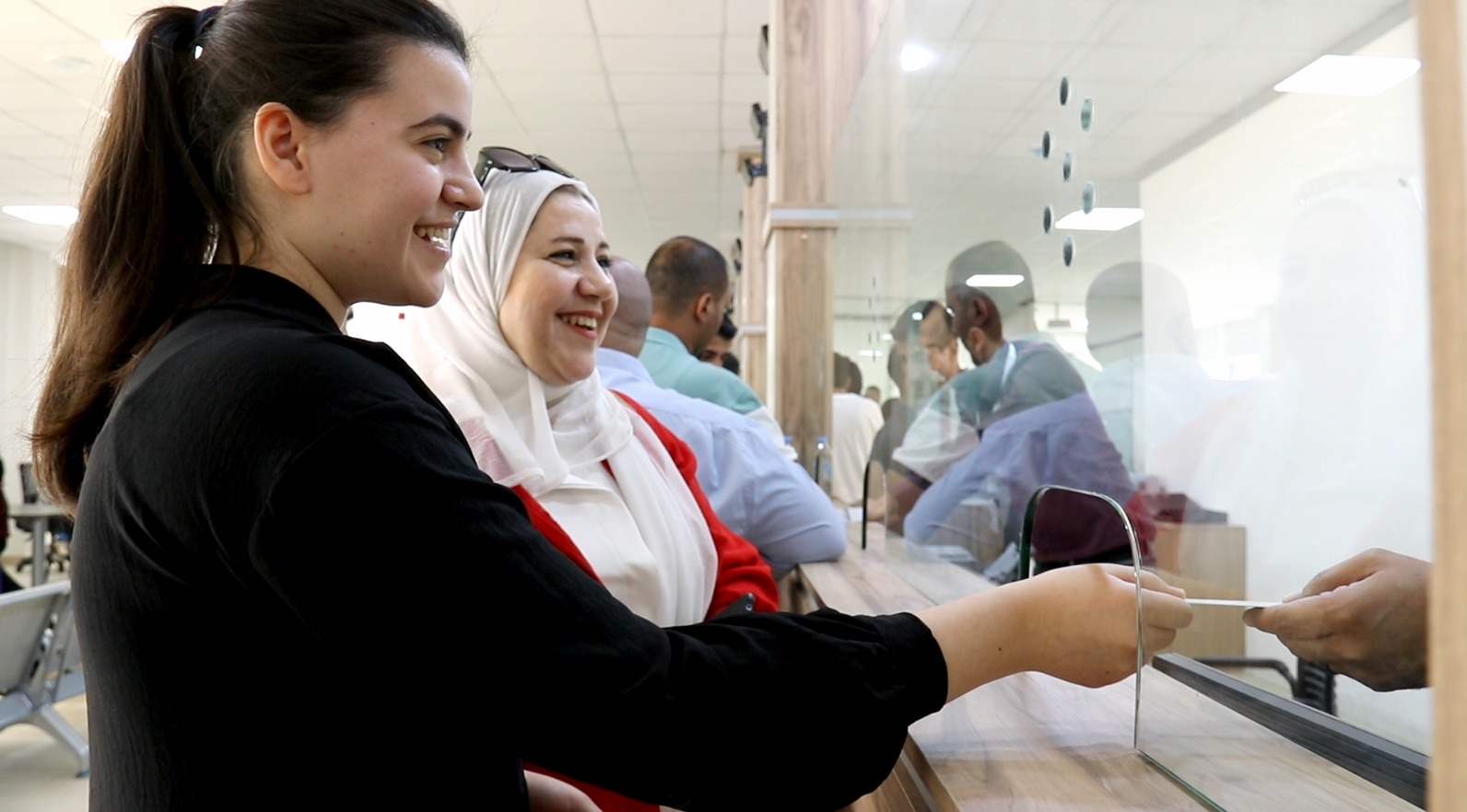جامعة عمان العربية تهدي "غالية" متعب الصقار منحة جامعية كاملة3
