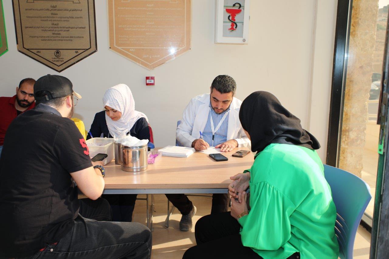 حملة التبرع بالدم للأشقاء في غزة من جامعة عمان العربية 13