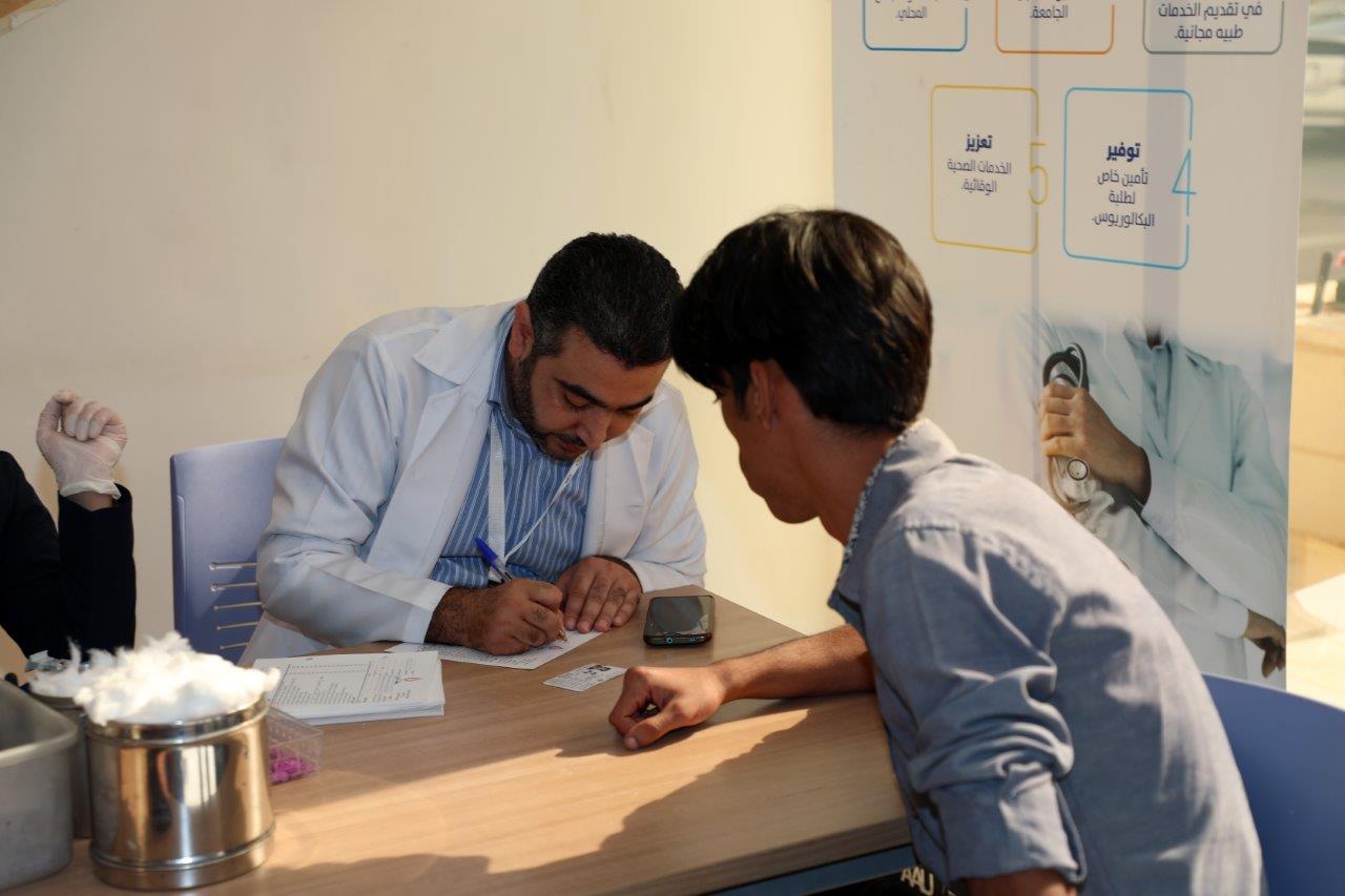 حملة التبرع بالدم للأشقاء في غزة من جامعة عمان العربية 14