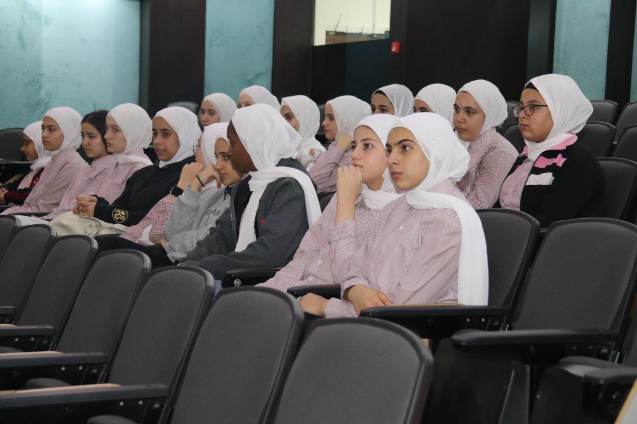 "عمان العربية" تستقبل وفداً طلابياً من مدرسة أكاديمية جسور المعرفة الدولية10