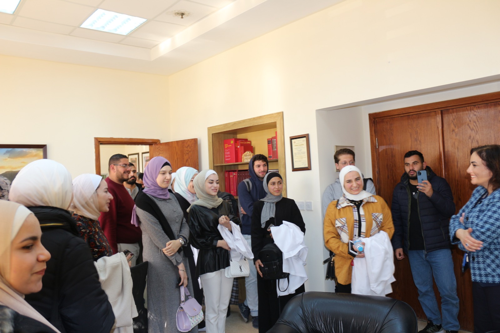 طلبة صيدلة "عمان العربية" يطلعون على عمل المؤسسة العامة للغذاء والدواء1