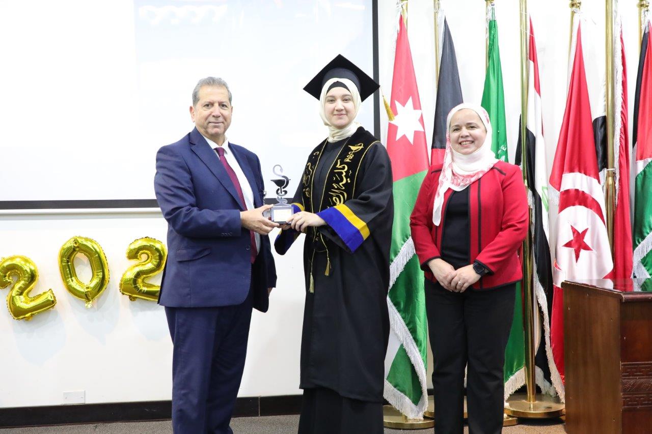 خريجو صيدلة "عمان العربية" يؤدون القسم القانوني ملتزمين بأخلاقيات المهنة15