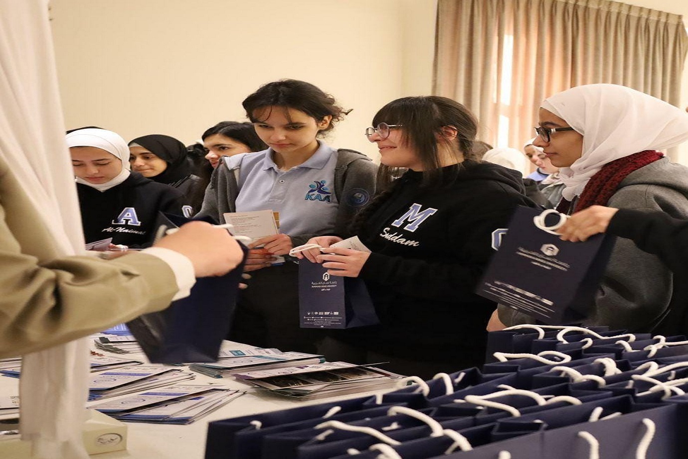 جامعة عمان العربية تشارك في ملتقى الجامعات في أكاديمية خليل الرحمن4