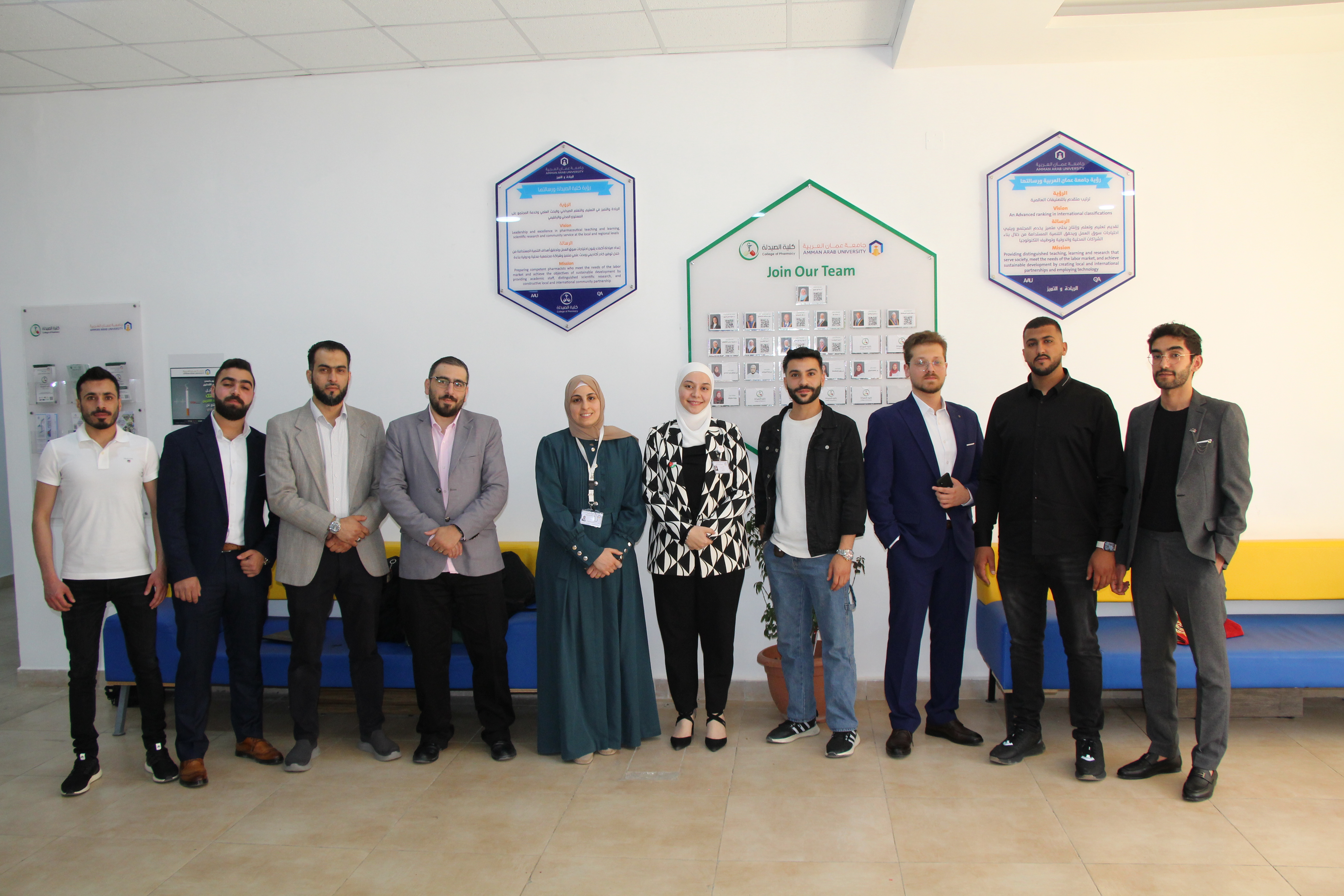 مناقشة طلبة بكالوريوس الصيدلة في "عمان العربية" لمشاريعهم البحثية2