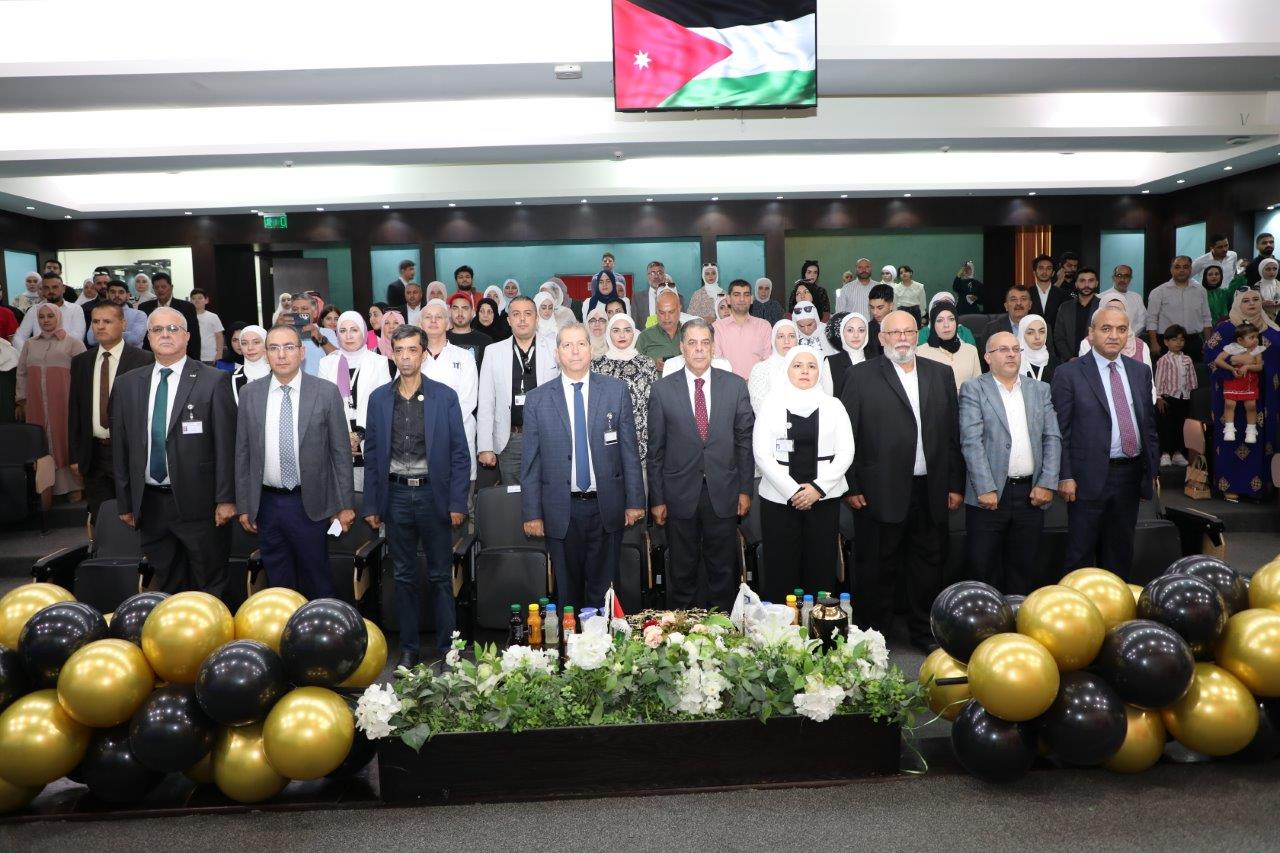 طلبة الصيدلة في "عمان العربية" يؤدون القسم أمام نقيب الصيادلة بحضور رئيس الجامعة3