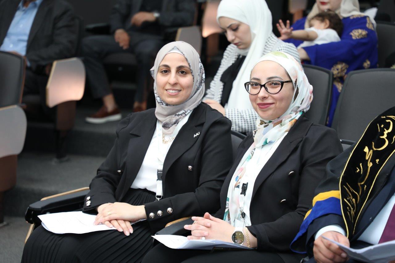 طلبة الصيدلة في "عمان العربية" يؤدون القسم أمام نقيب الصيادلة بحضور رئيس الجامعة13