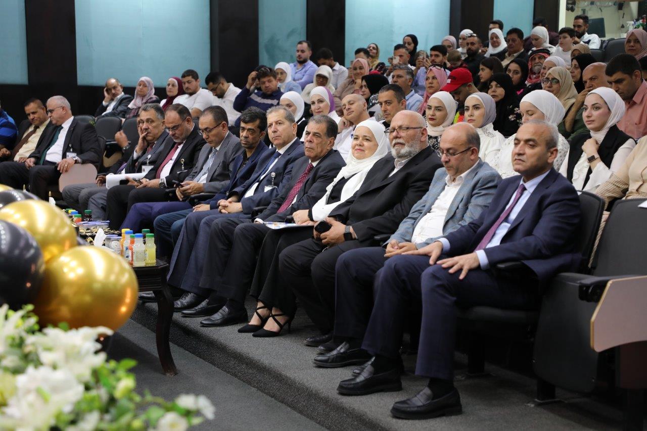طلبة الصيدلة في "عمان العربية" يؤدون القسم أمام نقيب الصيادلة بحضور رئيس الجامعة16