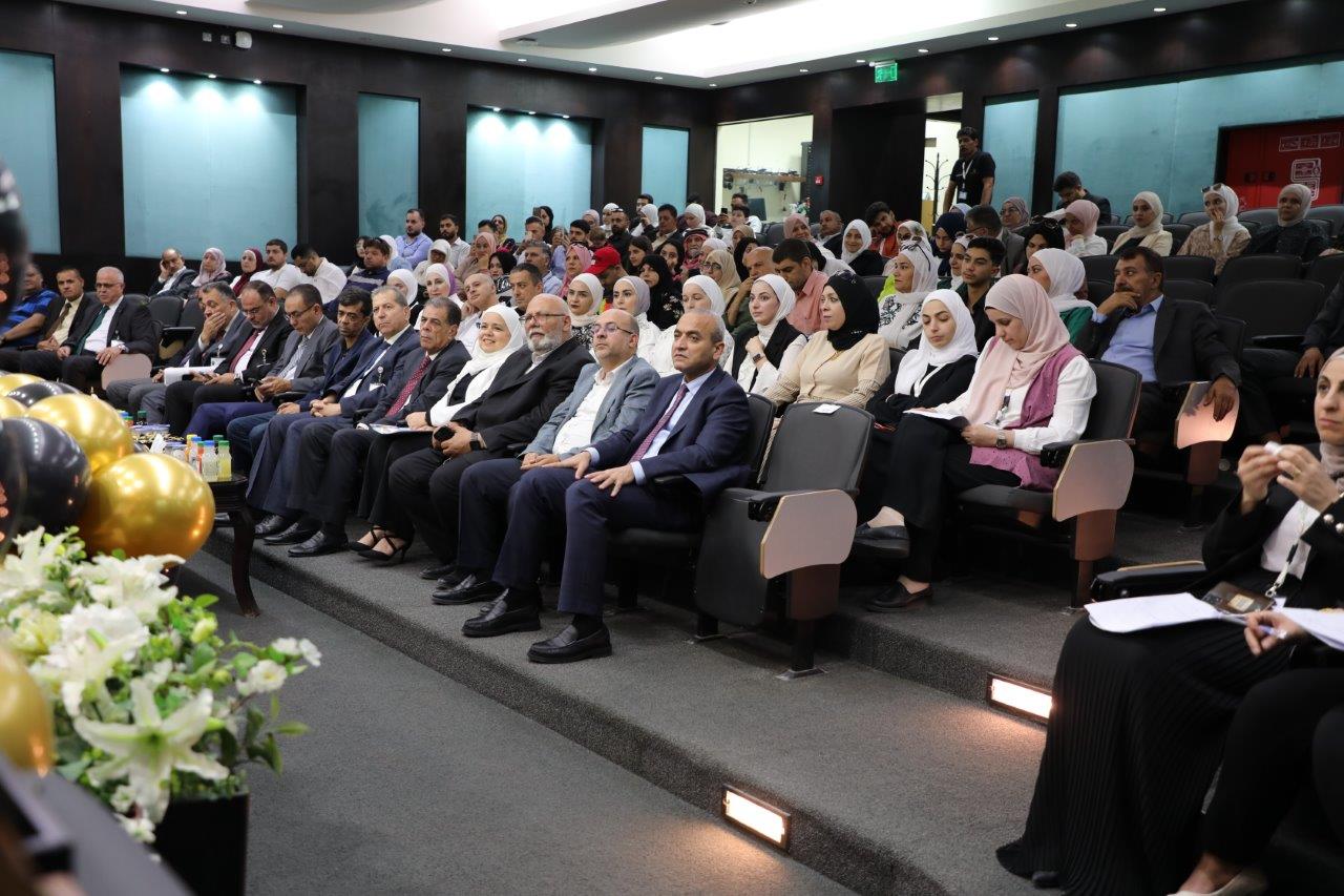 طلبة الصيدلة في "عمان العربية" يؤدون القسم أمام نقيب الصيادلة بحضور رئيس الجامعة17
