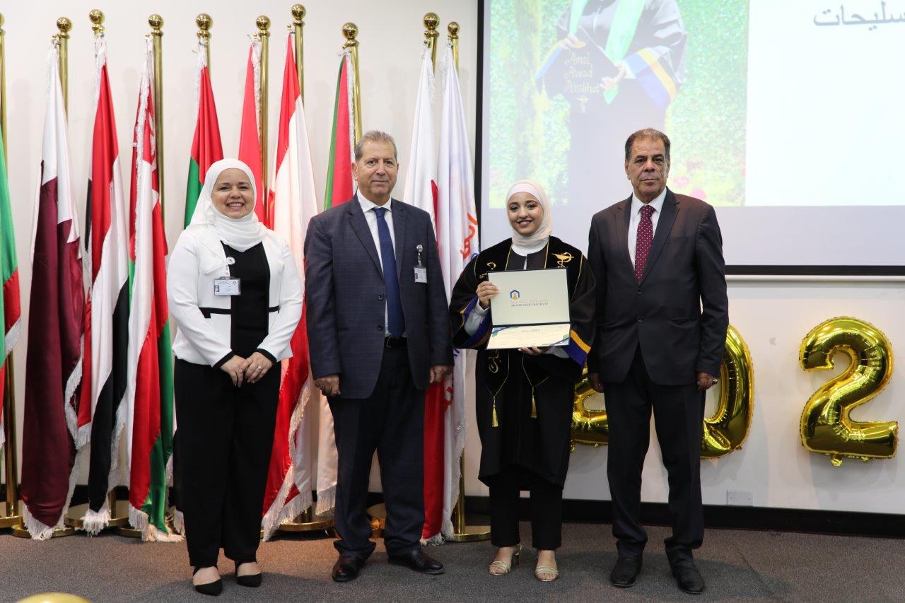 طلبة الصيدلة في "عمان العربية" يؤدون القسم أمام نقيب الصيادلة بحضور رئيس الجامعة24