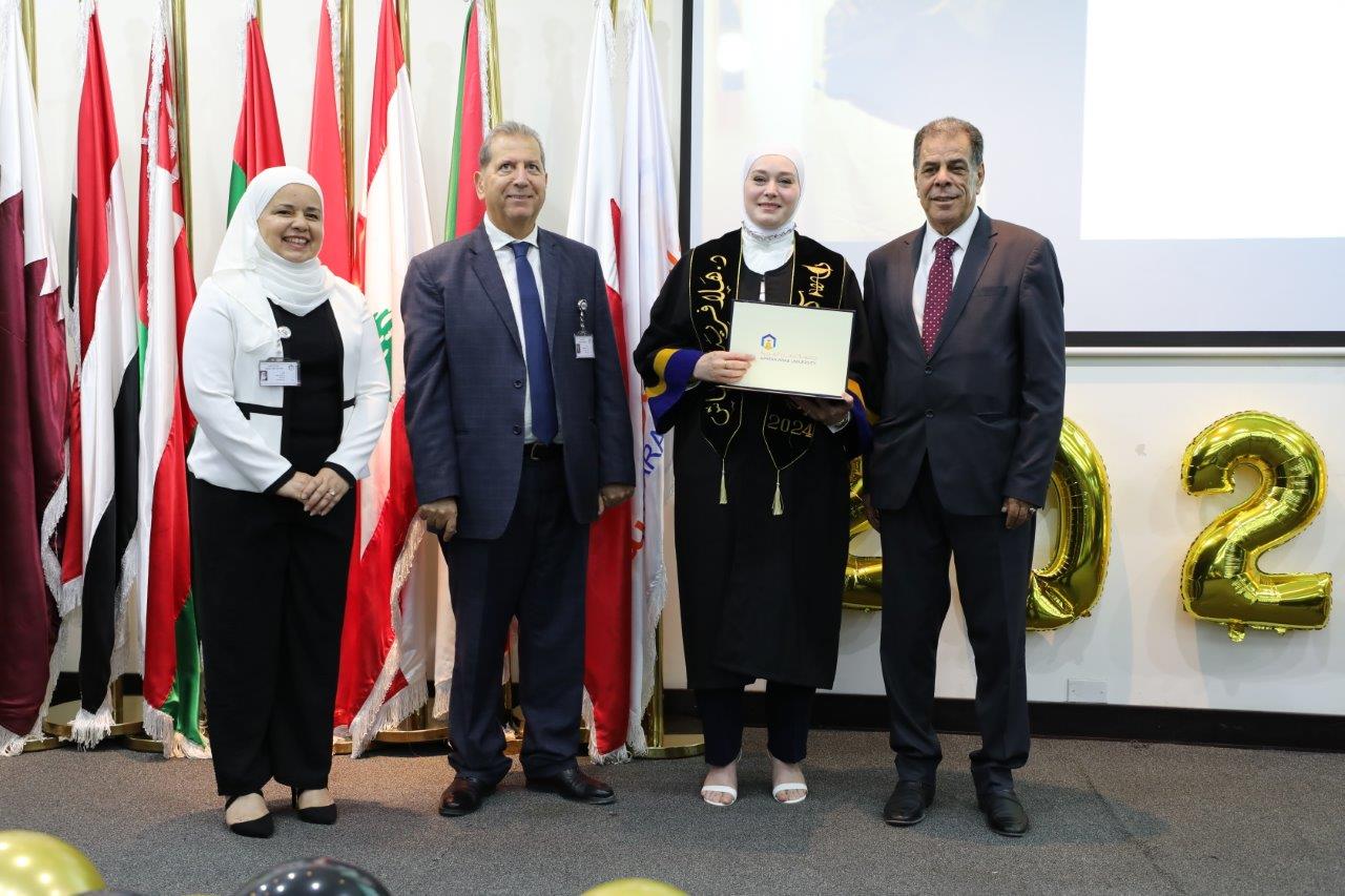 طلبة الصيدلة في "عمان العربية" يؤدون القسم أمام نقيب الصيادلة بحضور رئيس الجامعة28