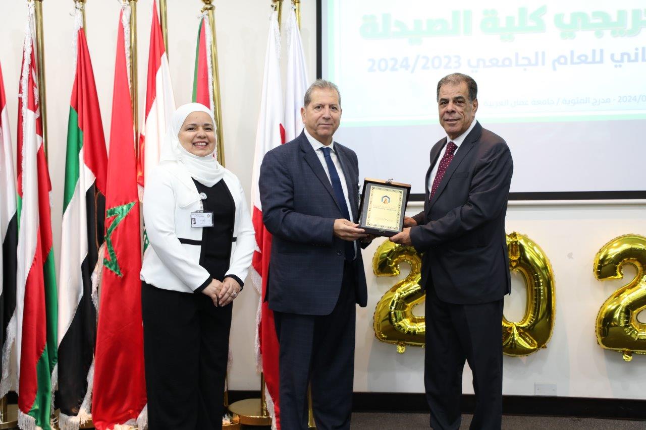 طلبة الصيدلة في "عمان العربية" يؤدون القسم أمام نقيب الصيادلة بحضور رئيس الجامعة32