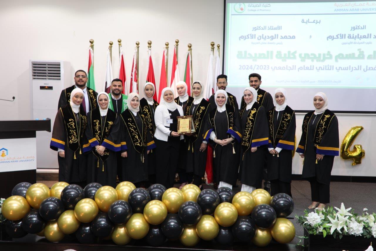 طلبة الصيدلة في "عمان العربية" يؤدون القسم أمام نقيب الصيادلة بحضور رئيس الجامعة33