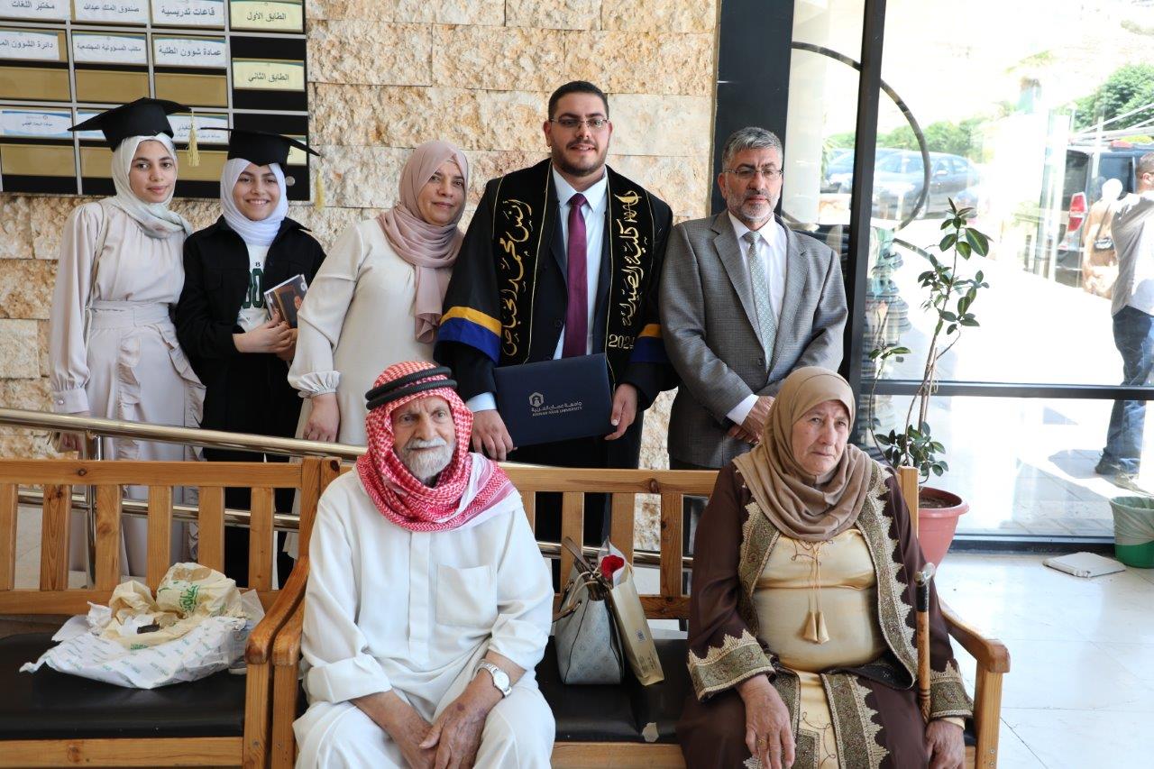 طلبة الصيدلة في "عمان العربية" يؤدون القسم أمام نقيب الصيادلة بحضور رئيس الجامعة37