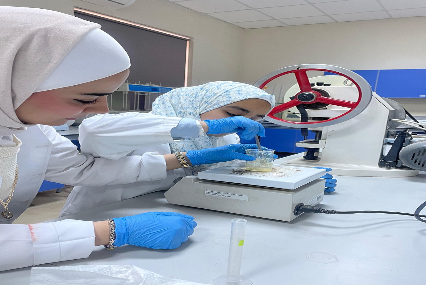 ورشة عمل لصيدلة عمان العربية بعنوان: "ممارسات التصنيع الجيدة للمستحضرات التجميلية"1