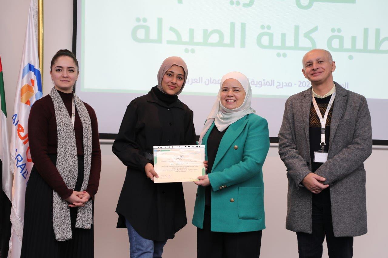 كلية الصيدلة في "جامعة عمان العربية" تحتفي بإنجازات طلبتها في حفل تكريم مميز9