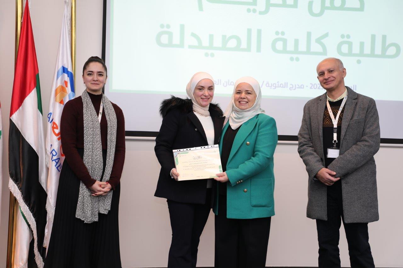 كلية الصيدلة في "جامعة عمان العربية" تحتفي بإنجازات طلبتها في حفل تكريم مميز13