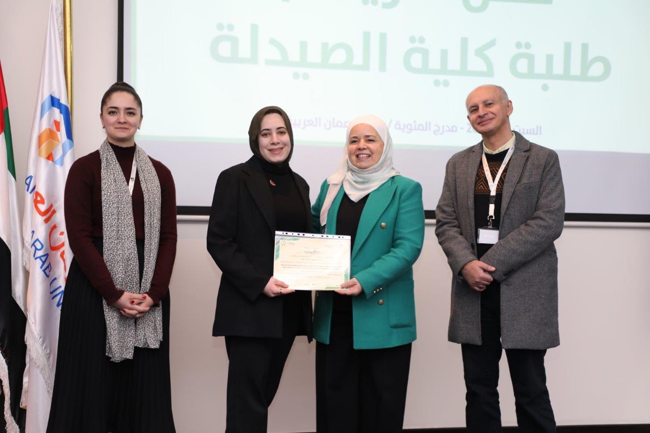 كلية الصيدلة في "جامعة عمان العربية" تحتفي بإنجازات طلبتها في حفل تكريم مميز24